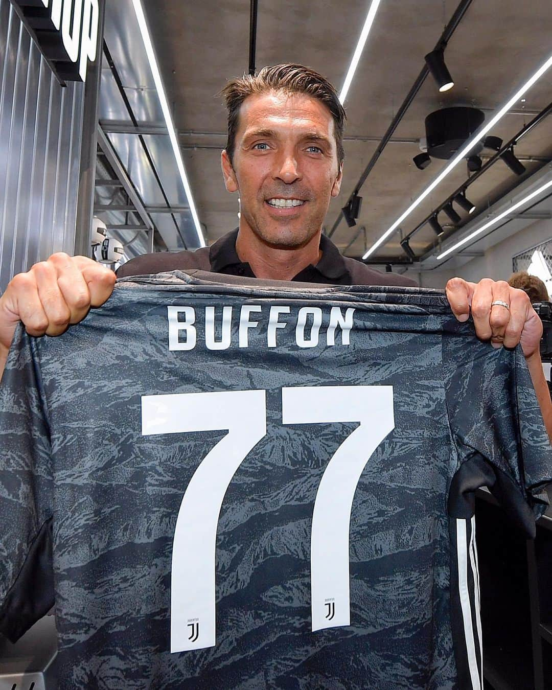 UEFAチャンピオンズリーグさんのインスタグラム写真 - (UEFAチャンピオンズリーグInstagram)「🔳 Buffon’s back! Which shirt number would you pick? 🧐」7月9日 17時59分 - championsleague