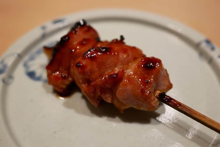 福岡グルメ 福岡ランチ「デビログ」さんのインスタグラム写真 - (福岡グルメ 福岡ランチ「デビログ」Instagram)「赤坂にある『#ひょご鳥 』が6月中旬くらいから15時オープンになっとった❗️ 今回はおまかせ8本2,000円と追加で「#ちょうちん 」と「#そぼろ丼 」をいただいた。 メニューもイスも変わっていたが、黒さつま鶏と肥後赤鶏は変わらずバリウマ😋👌 「そぼろ丼」はゴボウも入っており食感が楽しい。ご飯もちょいカタで好きな感じやった🤤 次回はランチ難民になった時に伺ってみよう。 . メニュー、他pic、内観などは「デビログ」に掲載しています。 サイトを見る場合はブラウザで「デビログ」で検索👉 . #ひょご鳥福岡赤坂店 #福岡市中央区赤坂 1-10-7スコーレ赤坂1F 092-753-7269 15:00～0:00 (23:30 LO) 日曜日営業 火曜日定休 . ♦️福岡グルメ 福岡ランチを検索できるブログ は「デビログ」で検索👉 ♦️マニアックな情報や本当に美味しいお店情報なら「もっとデビログ」で検索👉 . #福岡焼鳥 #福岡焼き鳥 #福岡 #博多 #fukuokapics #fukuoka #fukuokacity #hakata #fukuokarestaurant #fukuokagourmet #IGersJP #ig_japan #福岡レストラン #福岡飲食店 #福岡グルメ #福岡ランチ #福岡ごはん #福岡ご飯 #食べログ福岡 #福岡飯 #福岡食べ歩き」7月9日 17時56分 - devi_takahashi