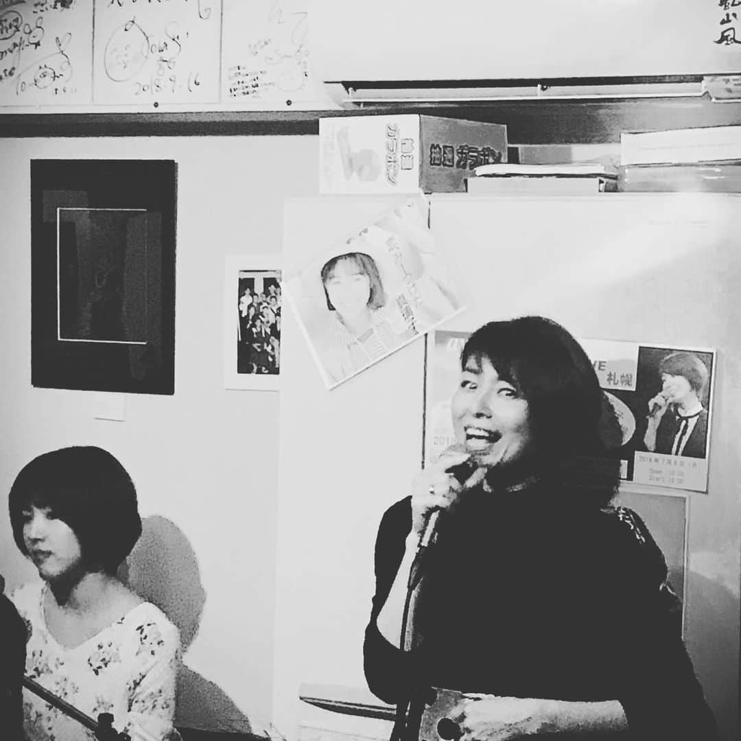 のインスタグラム：「昨日は、札幌2日目😃 今年で3回目となる 北乃家さんライブ✨ サポートのayunaさんもお客様に大人気💚✨ 今年は、スペシャルゲストに北乃家さんでもよくライブをされていて福岡でも一緒にライブを開催した 深見順也さんをお迎えして、超満員の会場となりました✨ 立見になってしまったお客様、申し訳なかったです🙇‍♀️ 毎年、会いにきてくださるお客様、はじめてのお客様も一つとなってアットホームなライブとなりました！ 主催の北乃家/フォーシーズン社長、北乃家さんの学さん、かおりさん。 仕事終わりやお忙しい中、会いに来て頂いたお客様✨ スペシャルゲストの深見順也さん、サポートのayunaさん. 本当に優しくてあたたかい時間をありがとうございました😊✨ また、来年も宜しくお願いします✨  #真璃子  #札幌  #ライブ  #ありがとうございます  #笑いと涙」