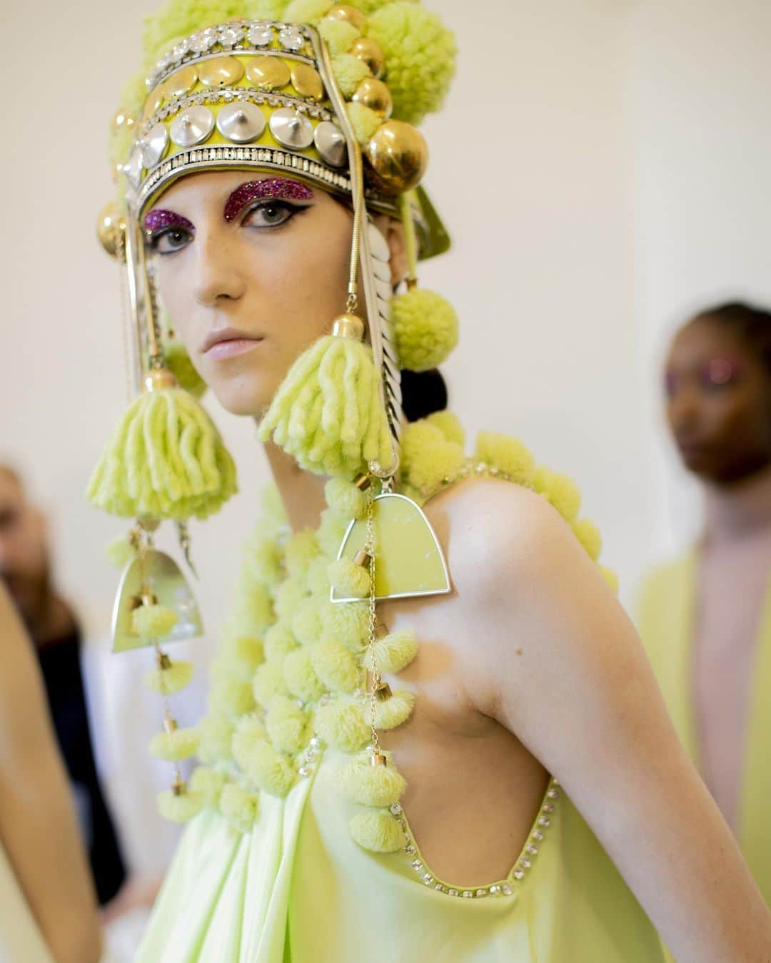 Valentinoさんのインスタグラム写真 - (ValentinoInstagram)「The cumulative effect of individualism. Ornamental hats and embellishments in ochre, copper and silver come together in Paris’ Hotel Salomon de Rothschild for #ValentinoHauteCouture #FallWinter1920 Photos by @kevintachman」7月9日 18時00分 - maisonvalentino