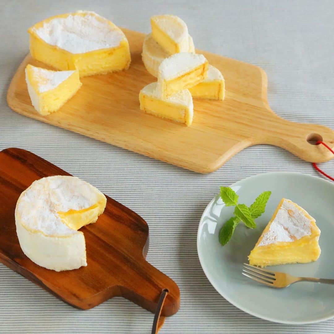 ユーハイム公式さんのインスタグラム写真 - (ユーハイム公式Instagram)「【2つのチーズケーキ🧀】﻿ ﻿ みなさん、チーズケーキはお好きですか？﻿ ﻿ ユーハイムの北海道限定ブランド🐄﻿ 「ノースハーベスト」からは﻿ 2種類のチーズケーキを販売しています。﻿ ﻿ カマンベールチーズそっくりな﻿ ちいさくてかわいいサイズの﻿ 「カマンベールチーズケーキ」﻿ ﻿ トロンとした濃厚な舌触りと﻿ ほのかな酸味が生地にマッチした﻿ チーズ好きのためのチーズケーキ﻿ 「北海道とろけるチーズケーキ」﻿ ﻿ 北海道とオンラインショップのみでの販売です◎﻿ ﻿ #ユーハイム #ノースハーベスト﻿ #チーズケーキ #チーズスイーツ #チーズ #ケーキ﻿ #北海道とろけるチーズケーキ﻿ #カマンベールチーズケーキ﻿ #cheesecake #cheese #cake﻿ #おやつ #3時のおやつ #デザート #スイーツ ﻿ #dessert #cake #sweets﻿ #お取り寄せスイーツ #北海道限定 #北海道土産﻿ ﻿」7月9日 18時00分 - juchheim1909