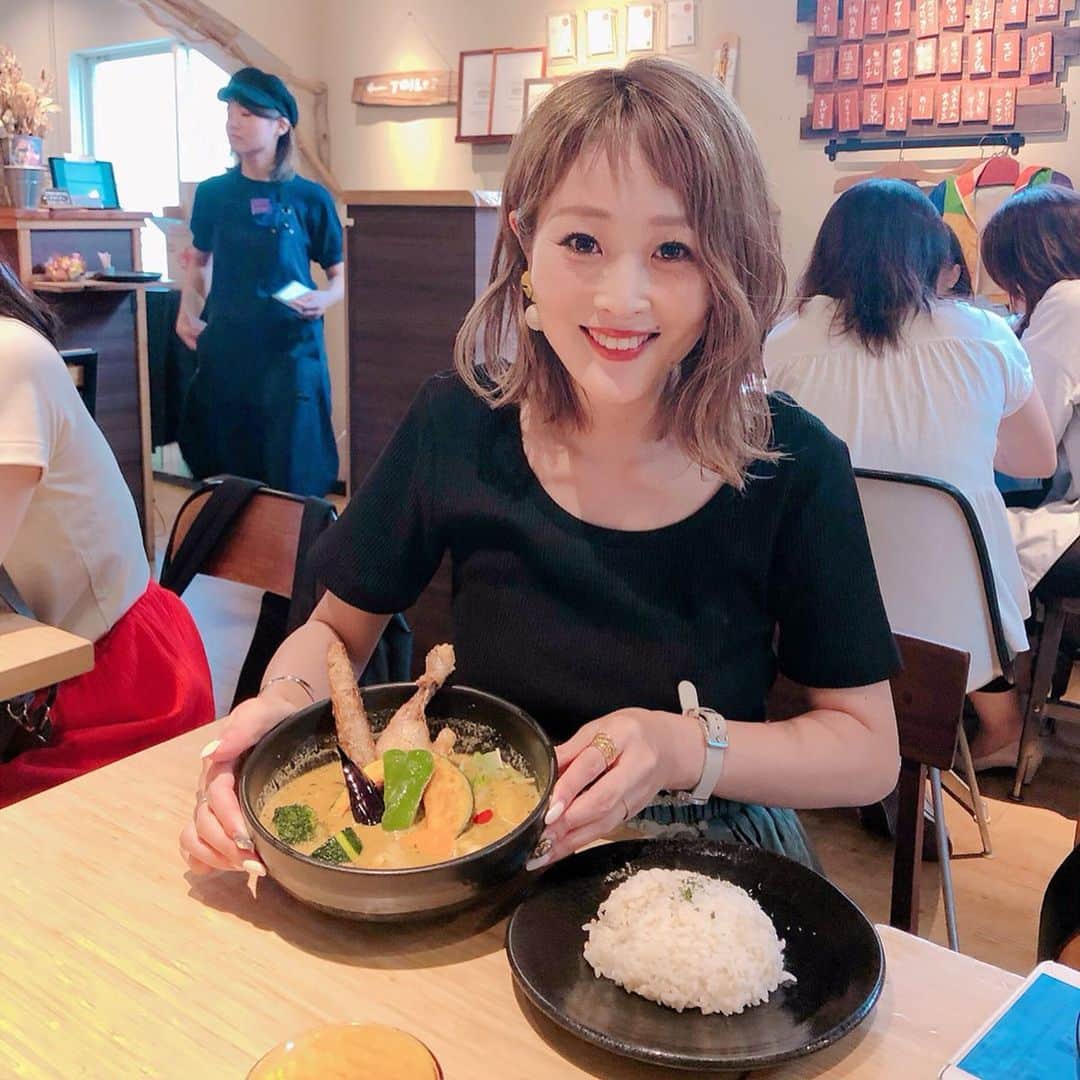 Kikuno Sayumiさんのインスタグラム写真 - (Kikuno SayumiInstagram)「〻pichi code〻 ・ ・ ・ 昨日のコーデ𓂃下北にカレーを食べに行ったよ！ ・ さちこ @sachiko_0228 がたくさん食べにいっててすんごい食べたくなった @samurai.shiimokita へ🍛 ・ 野菜たっぷりでめちゃくちゃ美味しかった！辛いの苦手だから辛み0にしたけど、子供でも食べられるぐらい甘め。 ・ オススメを聞いて、13種の野菜＋チキンパリパリ＋ココナッツスープにした☺︎ ・ 野菜が素揚げしてあって、13種も入ってるからずっと飽きない◎特にゴボウとブロッコリーが美味しかったな〜 ・ ご飯少なめにして、半分くらい食べたらお腹いっぱいになってくるけど、美味しいからペロリと食べられる😋 ・ ・ コーデは、カレーだから白は避けて。 @pichi__official のドッキングワンピをチョイス✧* ・ これ本当楽ちん可愛い♡♡臨月でも行けそう🙆‍♀️裾の切りっぱなしの感じがお気に入り！ポケット付き。 ・ ・ 最近ほんと服に困り始めた😂このお腹服を選ぶ〜 ・ でも、今だけのこのお腹を楽しむ！！同じ妊婦さんの参考になったらいいなぁ☺️ ・ ・ ・ onepiece▶ @pichi__official bag▶ @a_trend_ld shoes▶ @donobanweb 去年の ・ ・ ・ #ファッション#コーデ#fashion#ママ#ママコーデ#ponte_fashion #プチプラコーデ#大人カジュアル#ヘアアレンジ#大人可愛い#ジユジョ#옷스타그램#오오티디#シンプルコーデ#158cmコーデ #158cm #マタニティコーデ #夏コーデ#ぷんにー#妊娠9ヶ月#mamagirl#ママリ#ママリファッション#locari#lucrajp#pichi楽天市場店」7月9日 18時01分 - sayumikikuno