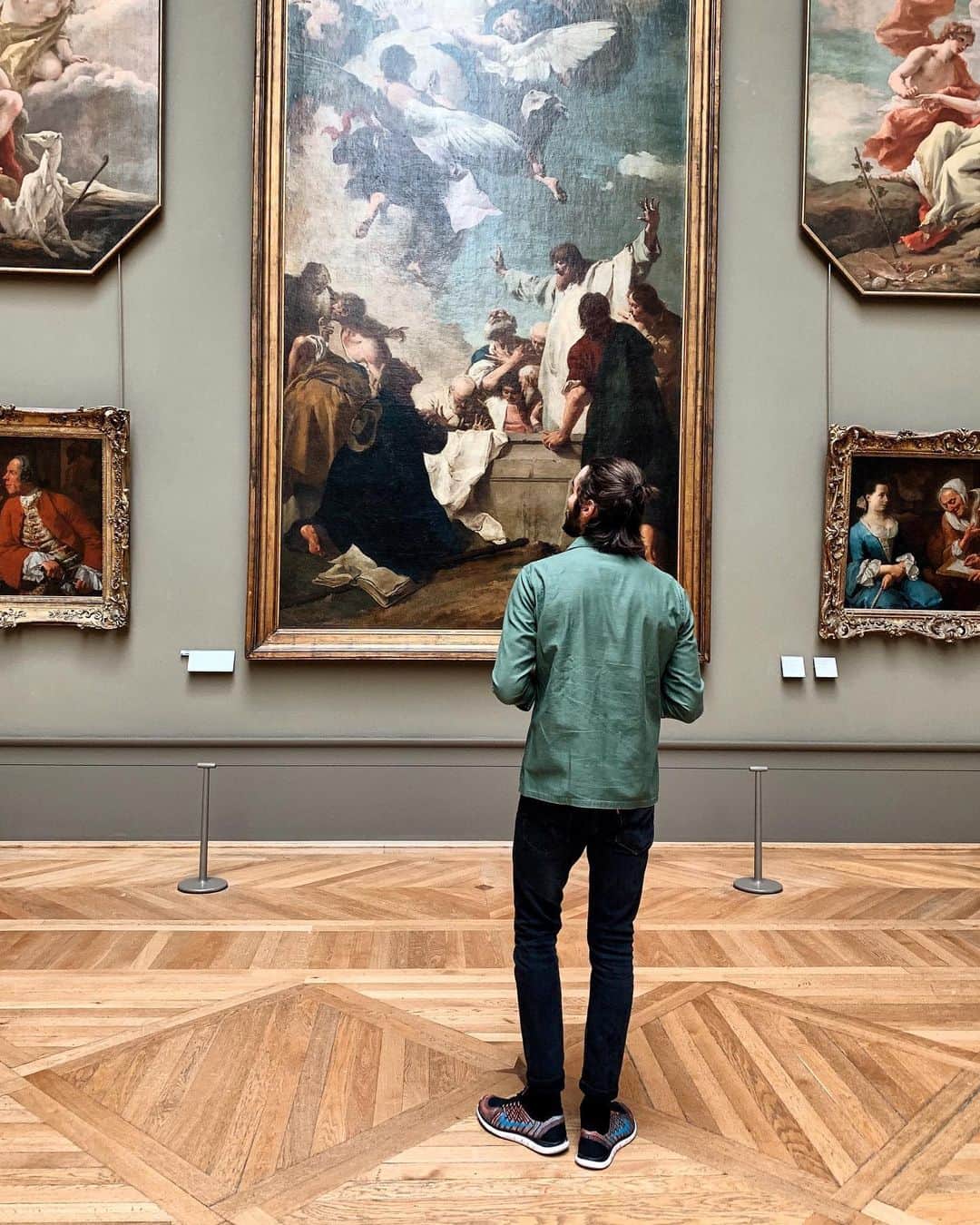 NICOLAS SIMOESのインスタグラム：「Probably more than 10 years I didn’t visit the Louvre. I forgot how much culture and art there is to see and discover all along the impressive piece of architecture and history. Once again, a must see and do. Speechless... 🔎🔦」