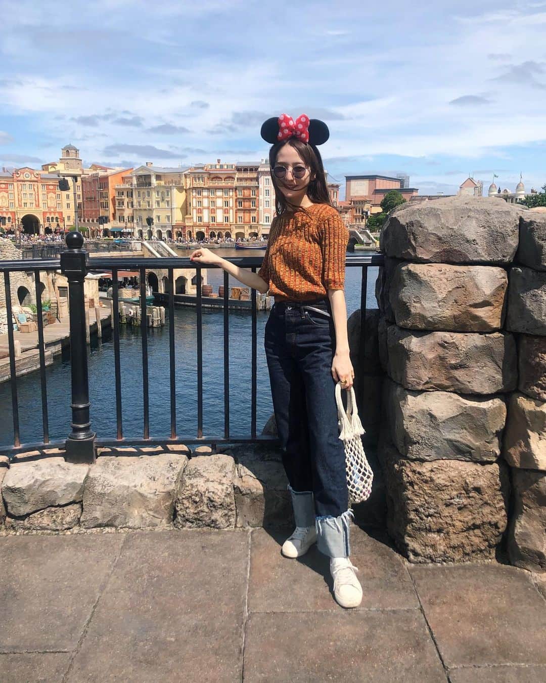 平木愛美のインスタグラム：「だーーーいすき！！！disney❤️🌎 . knit tops / nagonstans denim / coel shoes / agnesb bag / beige」