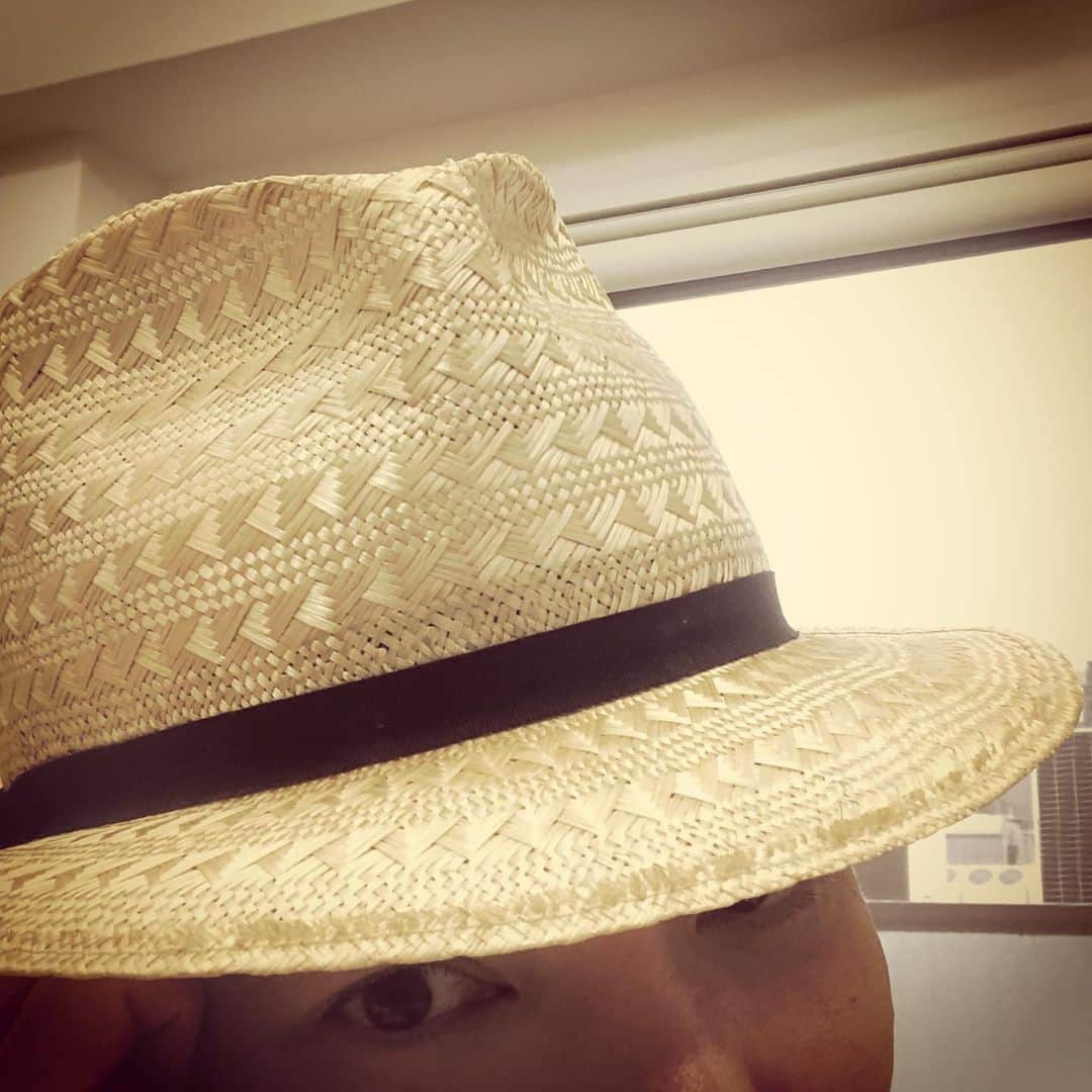 濱田マサルさんのインスタグラム写真 - (濱田マサルInstagram)「数年前に、ミラノのコルソコモで買ったこの帽子が大好きで、毎年大切に被ってます。 っが、そろそろ縮んできてしまい。。 （帽子は縮む。。） この型を探し回っているけれど。。 （気が向いた時間のある時。。） なかなか見当たらない。 有名帽子店は一通り見たんだけどね。。😭」7月9日 18時06分 - hamadamasaru