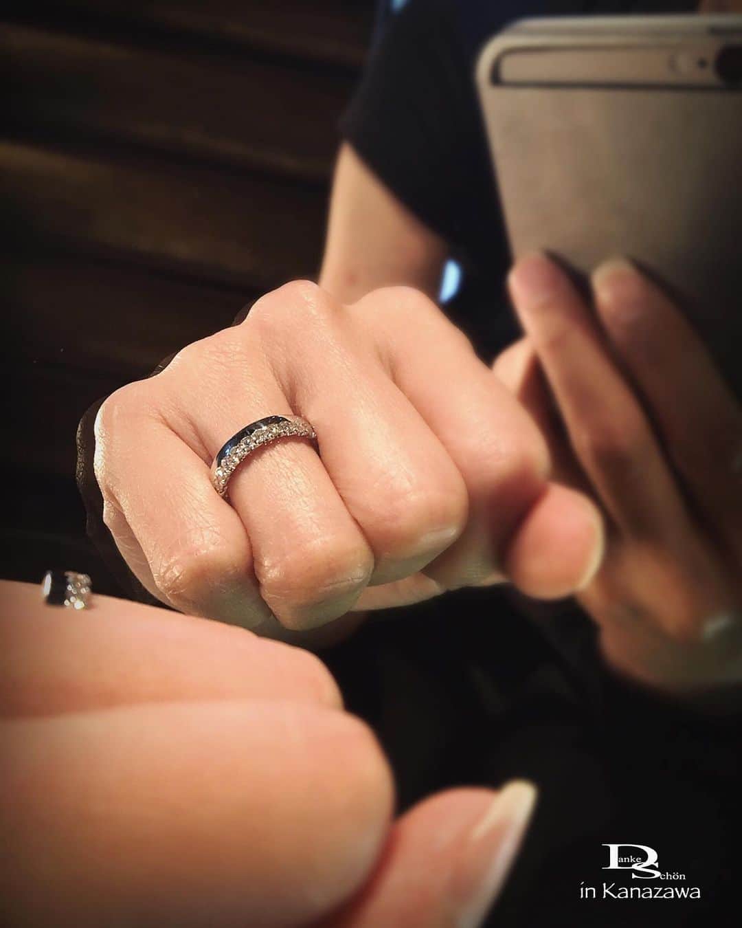 Danke schön ダンケ 金沢 結婚指輪 鍛造さんのインスタグラム写真 - (Danke schön ダンケ 金沢 結婚指輪 鍛造Instagram)「▶︎ ▶︎ ▶︎ ・ 指輪だけの📷撮影と 客観的に見えるように📷撮影した場合 ・ ・ 同じ指輪でも印象が 変わるって気付いてますか？ ・ ・ と🙌🏻言う事は ・ ・ やっぱり指輪は 「実際に 」触れ ご自身の指に通してみないと ・ ・ その指輪の 『真実』は…分からない！ ・ ・ 🇩🇪クリスチャンバウアー の 『鍛造削り出し』の指輪は特にです。 ・ ・ 何故ならば🙌🏻 ・ ・ 地金を円にする為の方法 作り方が違うからです。 ・ ・ 作り方が違えば 結果 仕上がりが違う ・ ・ です です🤗 ・ ・ ・ ・ ・ 鍛造削り出し 🇩🇪クリスチャンバウアー 専門店 『  Danke schön 』 ・ ・ ・ ・ ・ ——Danke————————————— ▪︎トップページ 🔜 @danke2005 ———————————schön———— ・ ・ ——Danke——————————————— ▪︎承認制アカウント🔜 @dankedanke810  同業者様 NG 同業者様個人アカウントNG ———————————schön—————— ・ ・ ・ ・ ・ #クリスチャンバウアー #ドイツ製 #christianbauer #ダンケ #金沢結婚指輪 #結婚指輪 #婚約指輪 #2019秋婚  #エタニティリング #プロポーズリング#経年変化 #結婚指輪オーダー  #福井結婚指輪 #ポルシェ #メルセデスベンツ  #鍛造リング #旋盤 #金沢プレ花嫁 #結婚記念日  #ポリッシュ  #婚約指輪金沢 #工業系  #結婚指輪探し  #富山結婚指輪  #クリスチャンバウアー金沢 #金沢クリスチャンバウアー」7月9日 18時16分 - danke2005