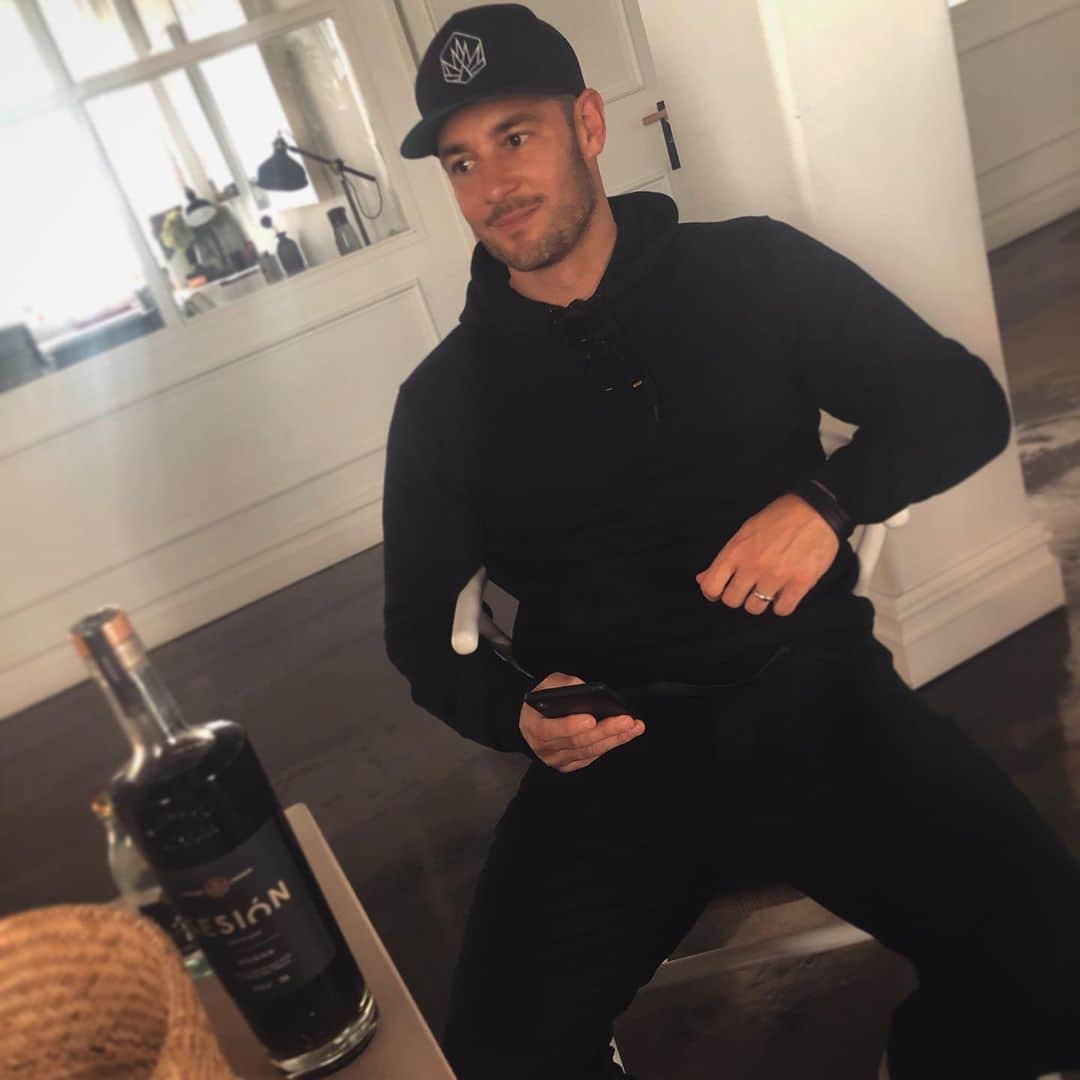 のインスタグラム：「😍 w hubby & team. Working on something exciting with @sesiontequila and can’t wait for our new bottles to drop next month!」