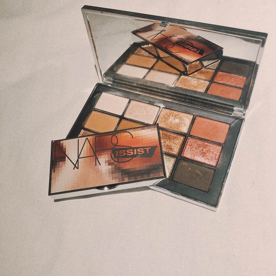 真山りかさんのインスタグラム写真 - (真山りかInstagram)「.﻿ ﻿ 使用感ありありな #NARS のパレットの！ ミニサイズを﻿購入しました👏﻿ ﻿ 元のやつが大好きでよく使ってるんだけど﻿ 特に好きな6色がはいってたから﻿ 手持ちコスメ用に〜〜捗る〜〜🥴﻿ ﻿ #ナーズイストウォンテッドミニアイシャドーパレット﻿ ﻿ #まやまにあ﻿ ﻿ .﻿」7月9日 18時12分 - ma_yama_official