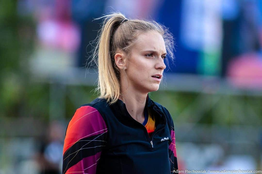 Kamila CIBAのインスタグラム：「Jest półfinał na 100m, wczoraj duże Q. Dziś powalczę o godzinie 19.02 o finał, czy wyjdzie przekonacie się sami włączając EuroSport 2 🚨🙋🏼‍♀️ Trzymajcie mocno kciuki, jest kilka elementów, które można poprawić 🤭 #universiade2019 #neapoli #100m #semifinals #rodtosuccess #onedream 💆🏼‍♀️」