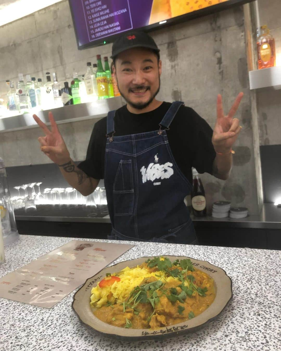 上江洌清作さんのインスタグラム写真 - (上江洌清作Instagram)「@vibes.curry  と拳  祝‼︎ 開店‼︎ BK おめでとう‼︎ バイブス補給完了🤙🌴 #バイブスカレー  #vibescurry」7月9日 18時15分 - 00800