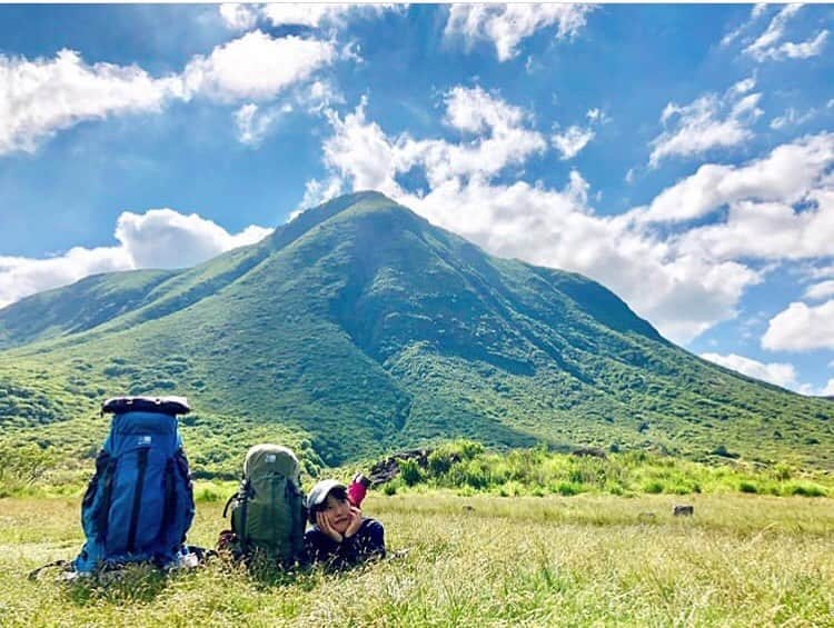 登山*トレッキング*アウトドア『.HYAKKEI』さんのインスタグラム写真 - (登山*トレッキング*アウトドア『.HYAKKEI』Instagram)「ハイカーを包み込む母なる大地。  はやく梅雨明けしてほしくなる爽やかな一枚が届きました！ ・ photo by @mako24rin17 ・ ・ ・ ・ あなたの山の思い出picを#hyakkeime で投稿してください！みんなで素敵なお山ギャラリーをつくりましょー！﻿ ・﻿ ・﻿ ・﻿ #登山好きな人と繋がりたい #登山 #山登り #山歩き #山ガール #登山女子 #山ボーイ #山バカ #landscape #絶景 #日本の絶景 #as_archive #vsco #reco_ig #光と影 #広角 #青空 #sky #自然美 #坊ガツル #くじゅう連山 #夏山」7月9日 18時15分 - hyakkei_me