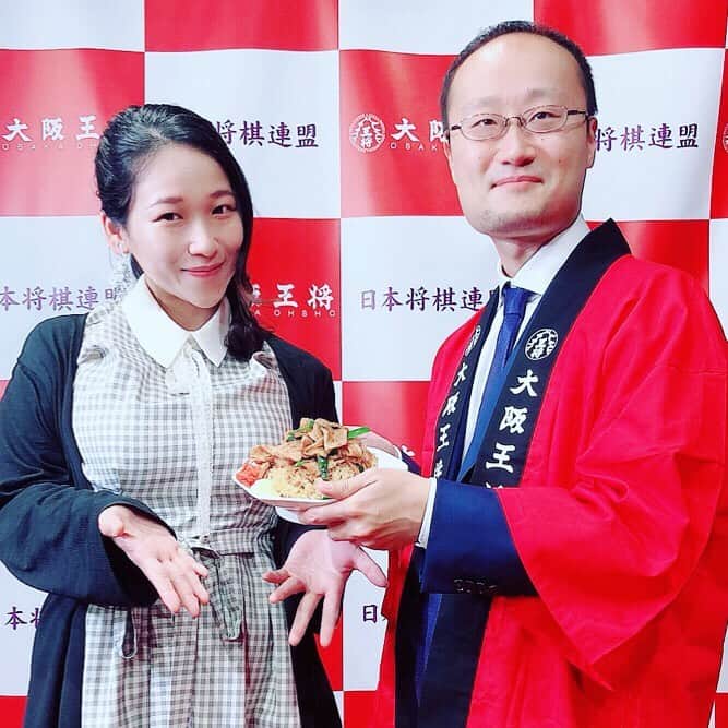 世手子さんのインスタグラム写真 - (世手子Instagram)「Five kinds of fried rice release in commemoration of the Osaka king general war(^o^) I ate a really delicious fried rice( ^ω^ ) Collaboration of Japanese shogi culture and fried rice(*^_^*) Comments always happy(*^o^*) Everyone,wonderful(*´∀`)♪ @osakaohsho_japan が #大阪王将杯王将戦 を記念して 5種類のチャーハンをリリースしたよ！ #王将 #棋王 の #渡辺明 さんに 今回のチャーハンの魅力を教えていただきました(〃ω〃) やはり将棋は頭を使うのでカロリー消費が半端ないのでチャーハン食べると元気でるとのこと！ たしかに #ひふみん もめっちゃ食べてたからそうだねw 中でも #大胆不敵な生姜焼き炒飯 は名前の通りボリューミーでしかもコスパよしでスタミナ感半端なかったですっっ #大阪王将 #将棋めし が楽しめるのはいいね(*´ω｀*) 完全無欠のゴールデンチャーハンもめっちゃ美味しかった(๑･̑◡･̑๑) #大阪王将モーレツ物語 ！ #チャーハン 5種類堪能しちゃいました（＾ν＾） #炒飯 パワーで今日のライブも頑張れるーo(^-^)o」7月9日 18時18分 - rojide