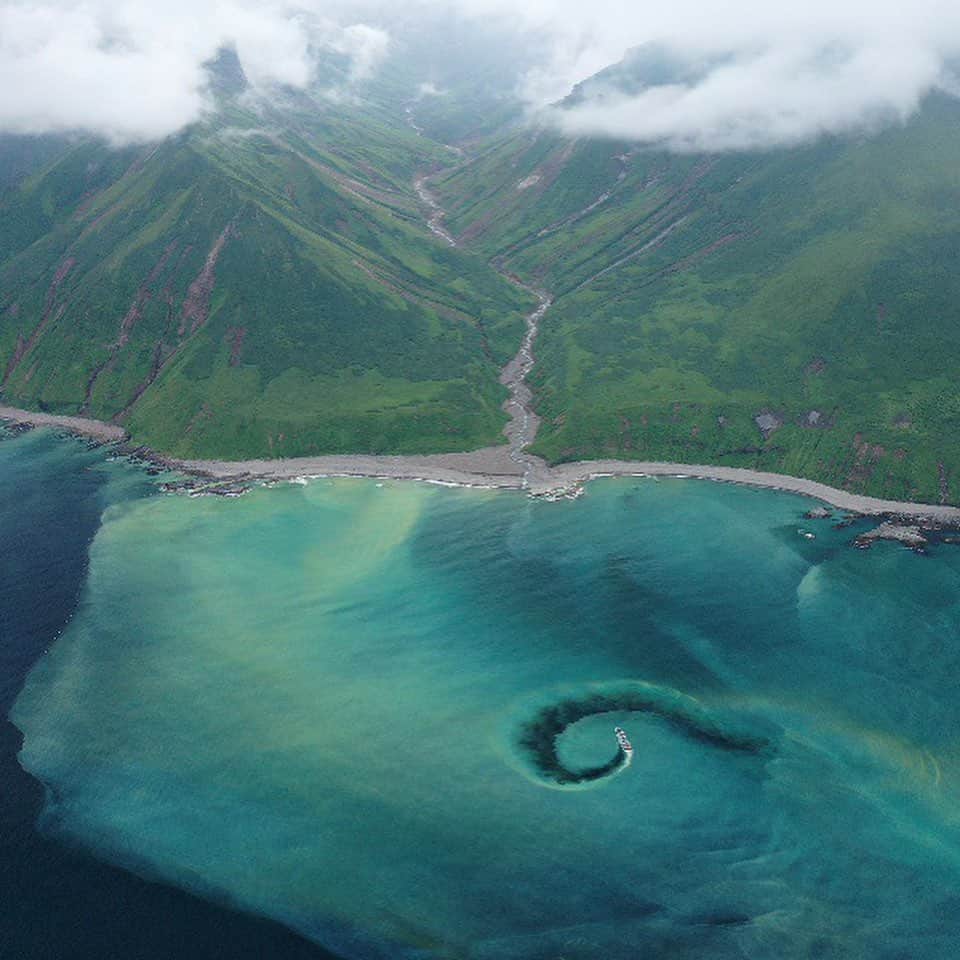 クリス・バーカードのインスタグラム：「If there is one thing the Kuril Islands have taught me in the last 48 hours it’s that this place holds more mystery than I could have ever imagined. Small bits of satellite WiFi have allowed our team to track the weather & keep y’all updated.  For more check out : @taylorfreesolo @renan_ozturk @tedhesser @rishisugla @povel @jtkerby @tomorrow_unlocked @kasperskylab @_ryanhill_ #fromkurilswithlove」