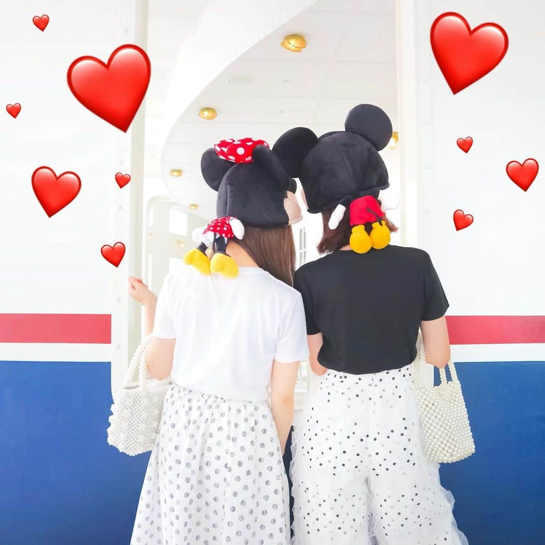 Kanaさんのインスタグラム写真 - (KanaInstagram)「ㅤ ㅤ 🐭🚢❤️ ㅤ ㅤ ㅤ ㅤㅤ ㅤ ㅤ #kana_disney ㅤㅤ ㅤㅤ #penseeruco #パンセルコ #東京ディズニーシー #ディズニーシー #双子コーデ #リンクコーデ #Tシャツコーデ #ディズニーコーデ #Tシャツ #ロゴTシャツ #ミキミニ #ファンキャップ #ミキミニファンキャップ #パールバッグ #tokyodisneysea #tds #tokyodisneyresort #tdr #mickey #minnie #twins #twinscode」7月9日 18時23分 - kalnnas2