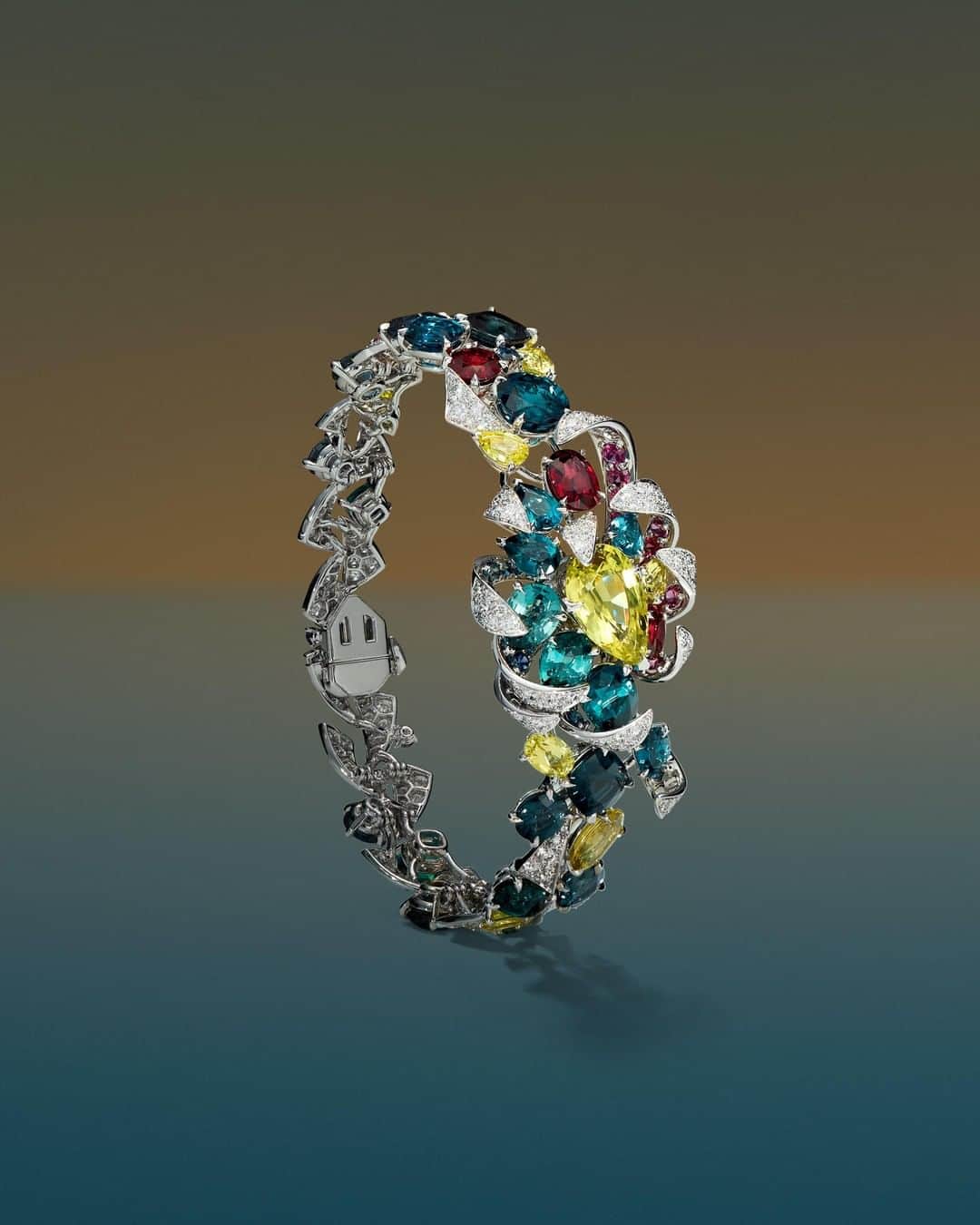 Chaumetさんのインスタグラム写真 - (ChaumetInstagram)「As a part of the collection's chapter inspired by the ever-changing colours of the sky, this Soleil de Minuit bracelet in white gold evokes the vibrant hues of the midnight sun with its chrysoberyls, indicolite tourmalines, red and blue spinels, rhodolite garnets, sapphires and diamonds. #Chaumet #LesCielsdeChaumet #HighJewellery #HauteJoaillerie」7月9日 18時30分 - chaumetofficial
