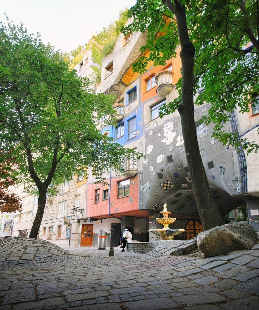 Wien | Viennaさんのインスタグラム写真 - (Wien | ViennaInstagram)「We want to share three great photo opportunities in Vienna with you. The first one can be found on many intersections near the Inner City - Vienna’s special traffic lights. The second one is rather a classic. The Hundertwasserhaus, located in the third Viennese district, is considered an architectural highlight. And the third one is the picturesque Umbrella Alley, which can be explored inside Sünn Hof. Which one of these did you get to see on your last visit to Vienna? 🚦🌈☂️ by @paperboyo #ViennaNow」7月9日 18時30分 - viennatouristboard