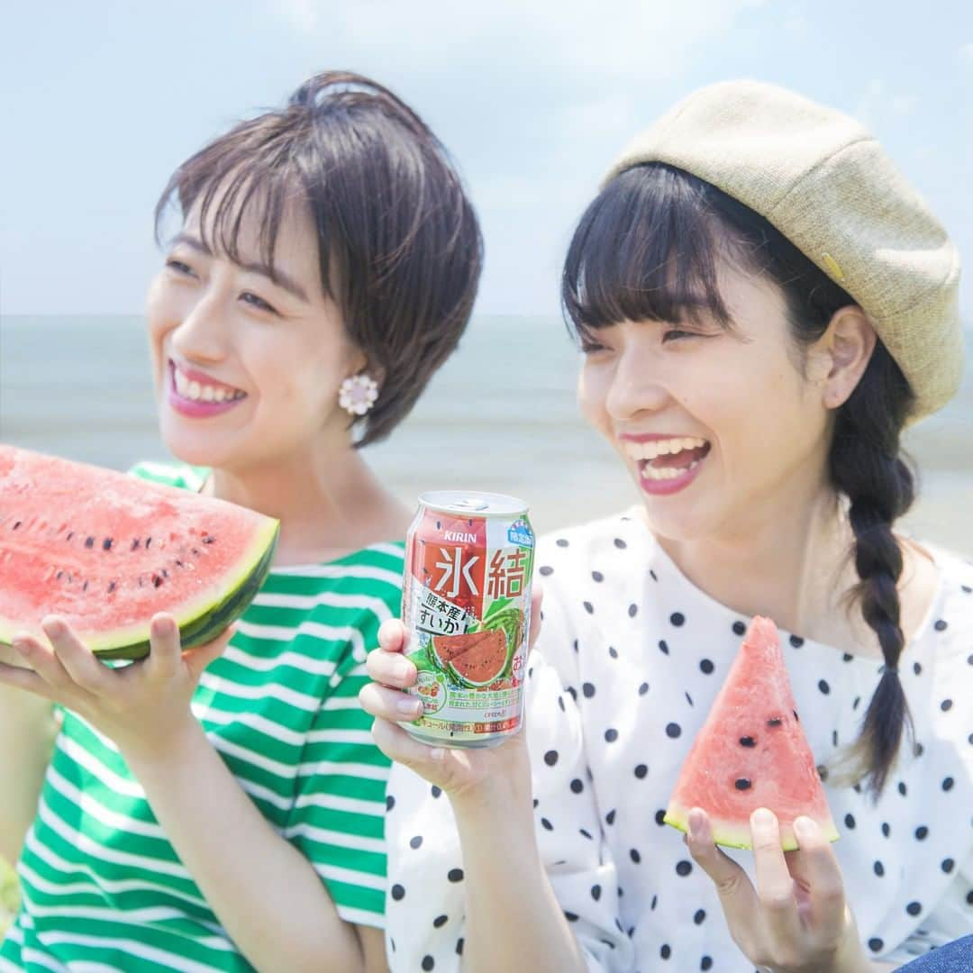 キリンビールさんのインスタグラム写真 - (キリンビールInstagram)「【新しい氷結はスイカ🍉】大人気 #氷結 シリーズから、熊本県産すいかの氷結®ストレート果汁を使用した、ジューシーな甘みとみずみずしい喉ごしで夏を彩るおいしさの 『キリン 氷結® 熊本産すいか（限定出荷）』が新登場 😍 ✨  夏にぴったりなおいしさです🍉🍉🍉 飲んだよ～という方は #きょうのキリン のハッシュタグ付きの投稿、お待ちしています❤  #キリン #kirin #氷結 #氷結熊本産すいか #キリン氷結 #氷結すいか #🍉 #スイカ #すいか #フルーツチューハイ #おいしい #酎ハイ #缶チューハイ #お酒好き女子 #チューハイ大好き #夏休み #おでかけ #夏の思い出 #スイカ柄 #外飲み #お外で乾杯 #BBQ #花火大会  #お酒好きな人と繋がりたい  #女子会 #ピクニック #すいか🍉 #夏が好き #夏が来た」7月9日 18時33分 - kirin_brewery