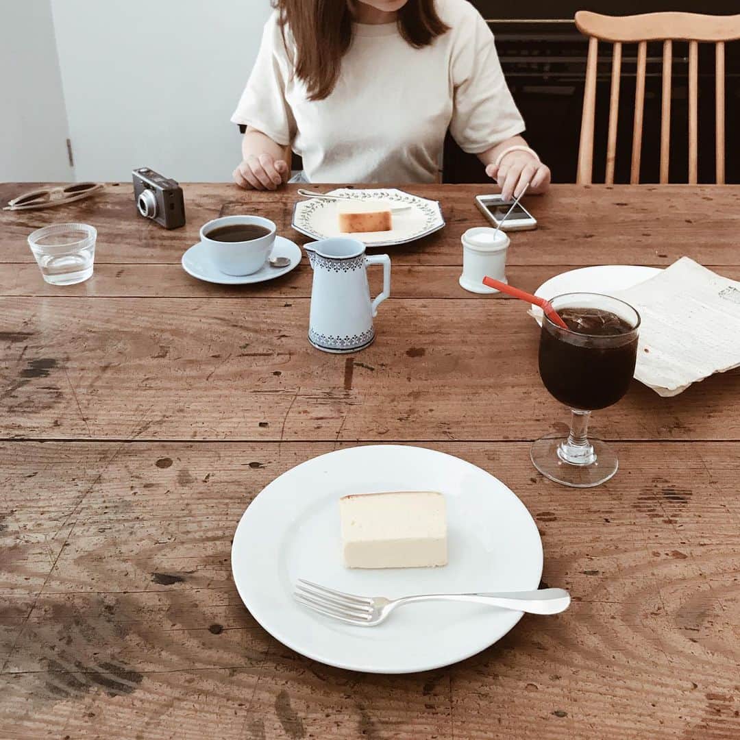 のインスタグラム：「cheese cake & coffee.  時差ありありだけど、先日かわいい彼女と食堂RUTAいって、それからLE PRIEURÉへ。やっぱり素敵なお店🍷🇫🇷」