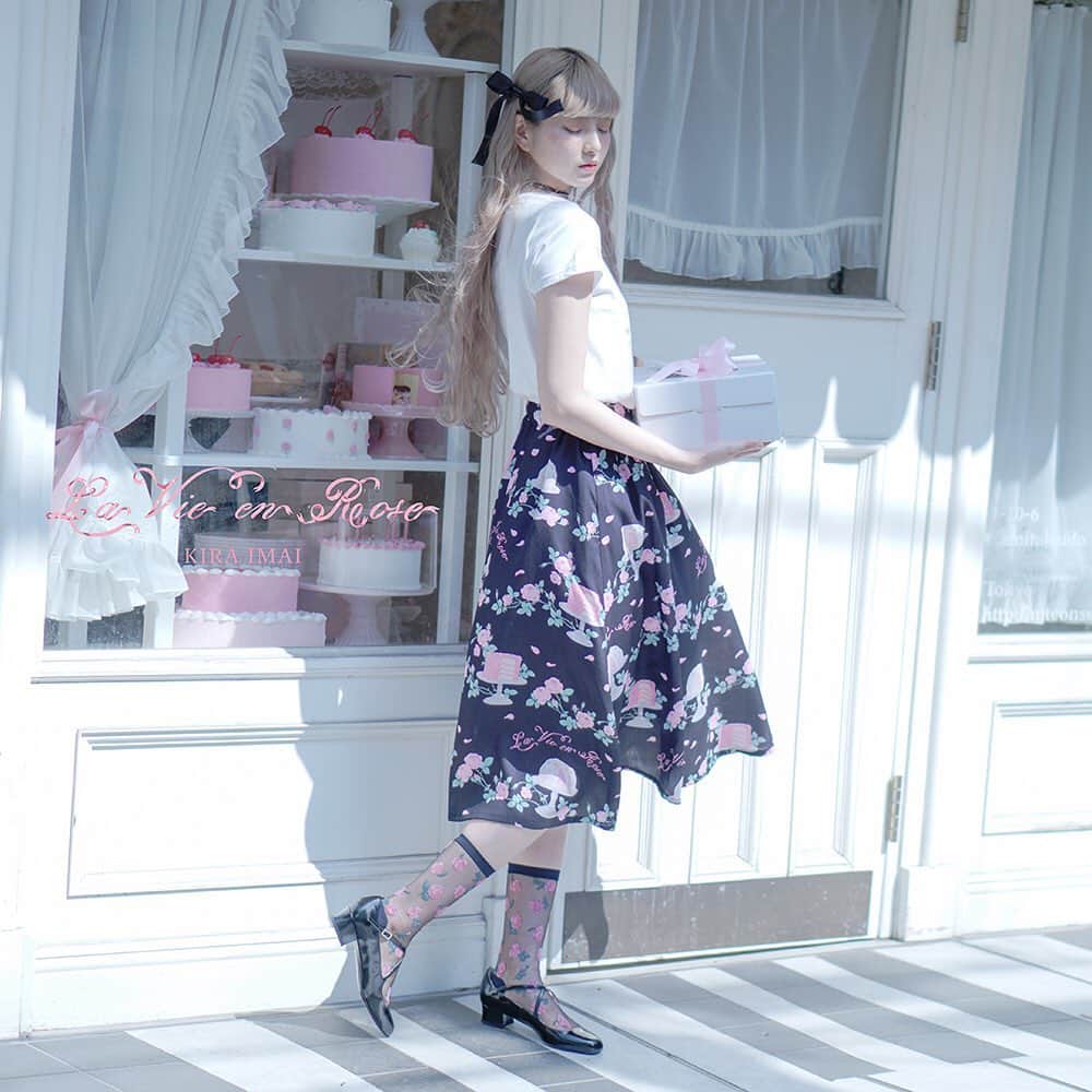 今井キラのインスタグラム：「New🎂﻿ エプロン付きスカート﻿ La Vie en Rose﻿ ﻿ 着丈 約75.5cm﻿﻿ ウエスト 約62~85cm﻿﻿ ﻿価格¥15,000+税﻿ ﻿ ＊エプロンは取り外し可能﻿ ＊後ウエストゴム仕様﻿ ﻿＊Tシャツは後日WebStoreで販売予定です﻿ ＊モデル撮影はサンプルを使用しているため製品版とは色味や柄のサイズが異なります﻿ ﻿﻿ 7/17-7/23 ﻿ Etoile et Griotte POP-UP STORE﻿ 伊勢丹新宿店本館2階=イセタンガール﻿ #sweetheart_cakery」