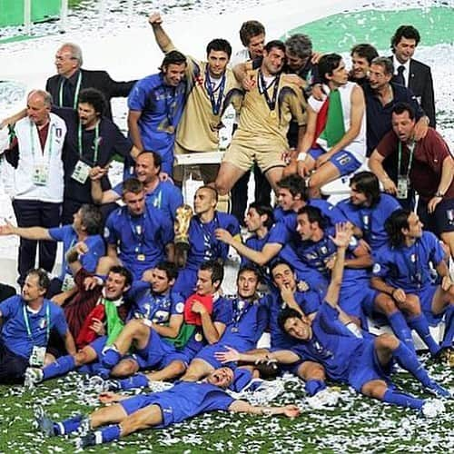 クリスティアン・ザッカルドさんのインスタグラム写真 - (クリスティアン・ザッカルドInstagram)「Oggi, anniversario della vittoria della Coppa del Mondo 2006, annuncio la fine della mia carriera di Calciatore Professionista! Come tutte le Belle Storie anche per me è giunto il momento di scrivere la parola Fine a questa inimmaginabile avventura anche se, da amante del calcio, preferisco definirlo un cambio capitolo più che una vera fine! Il calcio è stato, è, e sarà sempre la mia vita, mi sono preparato in questi ultimi anni per il mio “next play” ...Con oggi inizia un nuovo capitolo della mia vita calcistica. Una cosa è certa, la passione, la voglia di far bene, la voglia di crescere saranno esattamente le stesse con cui ho vissuto questi indimenticabili anni sul campo da gioco. Ringrazio tutti i miei tifosi per il sostegno costante e per l’affetto che ancora oggi mi riservate ogni qualvolta vi incontro e tutti quelli che mi hanno accompagnato in questo percorso.  A presto, Cristian  Today, the anniversary of the victory of the World Cup, I’m announcing the End of my Professional career as Soccer Player. As always happening in the fairytales it is now the time for me to write the end to this indescribable adventure even if, as a soccer lovers who I am, I prefer to consider this a chapter changing and not the End! Soccer has been, is, and will be forever my life and I prepared myself in the last years for my Next Play...today a new chapter is beginning! I thank all my fan for the continuous support received. See you soon, Cristian  #passion #soccer #life #footbal #calcio #emotions #nextplay #motivation #values #career #sport #enjoy」7月9日 18時51分 - cristianzaccardo