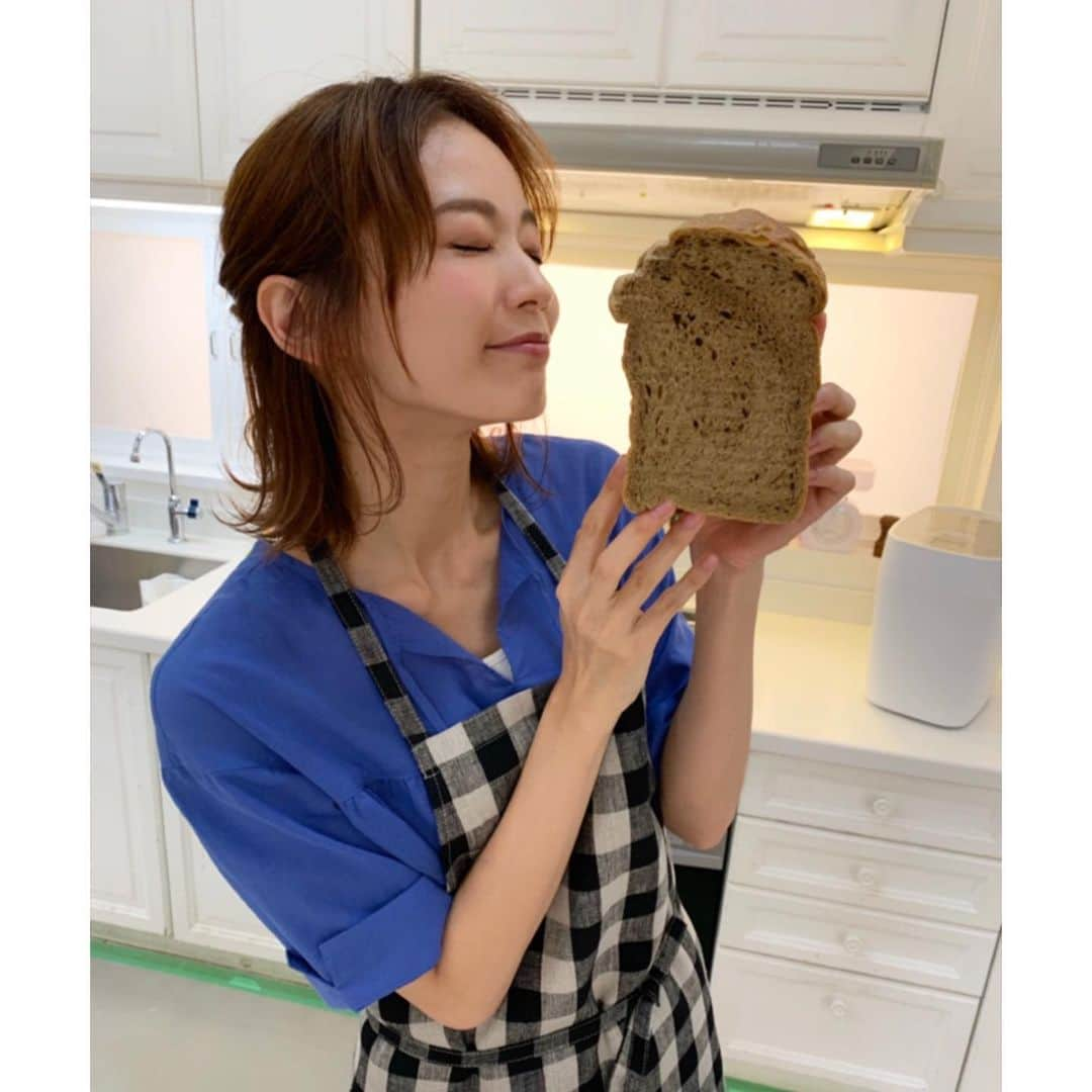 中村明花さんのインスタグラム写真 - (中村明花Instagram)「こんにちは☺︎﻿ Mart食パン部の部長でございます🙋‍♀️🍞﻿ ﻿ 以前ご紹介した “おうち乃が美” のオリジナルアレンジで、今人気のほうじ茶パウダーを使って “ほうじ茶風味の乃が美風” にチャレンジしました！﻿ ﻿ ほうじ茶パウダーを使うと、ふわっとほうじ茶のこうばしさも香ってプレーンとはまた違った味と風味が楽しめます。﻿ ﻿ リラックス効果もあるほうじ茶の香り。﻿ ジャムで顔を描いてパンTimeも更に幸せ気分でいただきます😊﻿ ﻿ #Mart幸せおうち食パン部﻿﻿ #martmag﻿﻿ #パナソニック﻿﻿ #ホームベーカリー﻿﻿ #おうち食パン﻿﻿ #食パンレシピ﻿ #高級食パン﻿ ﻿ 引き続きInstagram投稿キャンペーンも開催中です❗️﻿﻿ 投稿いただいた方の中から抽選で素敵なプレゼントが当たります🎁﻿﻿ 詳しくはMartのサイトまで☺︎﻿ （ストーリーのハイライトからサイトにとべます）﻿ ﻿」7月9日 18時51分 - sayaka_nakamura3