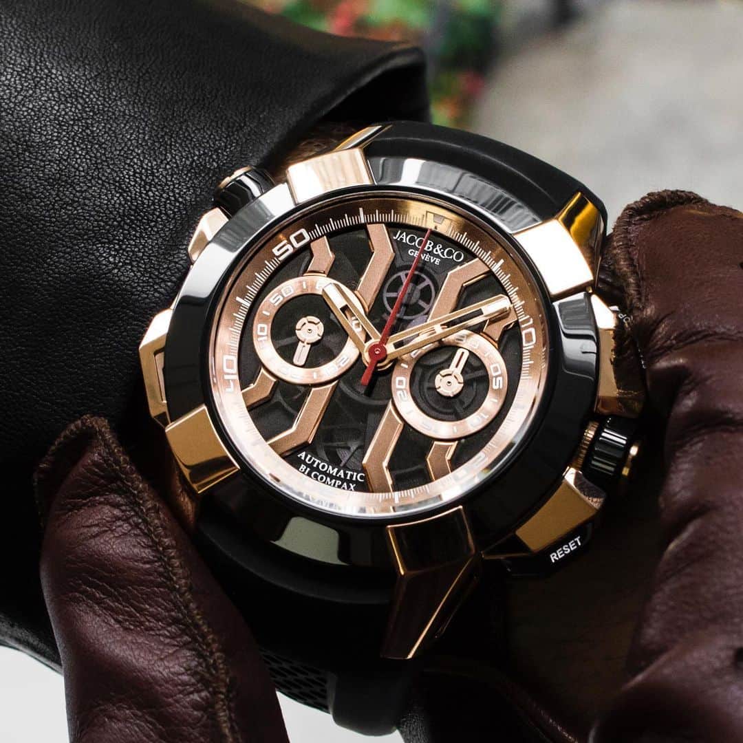 WATCHMANIAさんのインスタグラム写真 - (WATCHMANIAInstagram)「At a glance on the wrist, the @jacobandco Epic X Chrono Rose Gold looks bold and exciting, with its perfectly balanced use of glossy and matte, black and rose gold surfaces. With its rugged, 200-meter water resistant case and black rubber strap, the Epic X Chrono is ready for the next adventure not only with its daring design, but also its real-world performance.」7月9日 18時44分 - watchmania