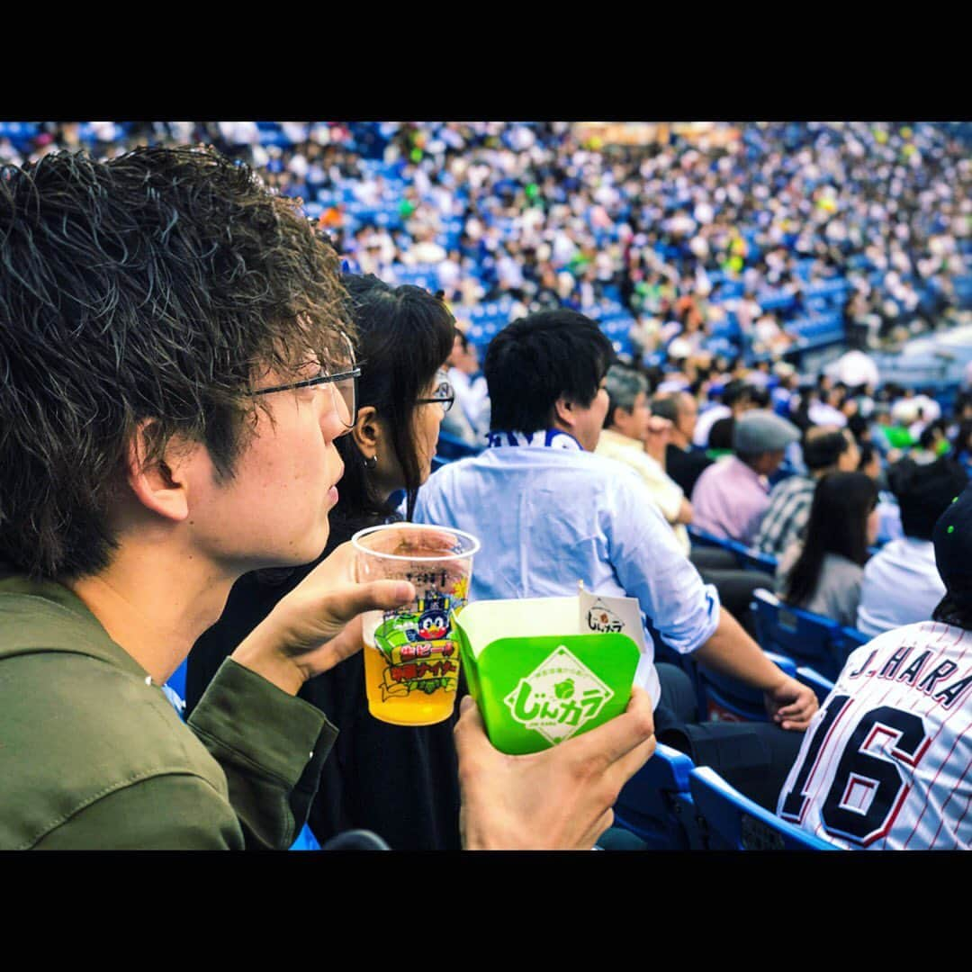 河野聡太さんのインスタグラム写真 - (河野聡太Instagram)「今日は神宮球場で野球観戦。 からあげにビールは幸せ。 またビール持ってる写真。 バックネット裏の臨場感。  #野球観戦 #神宮球場  #ヤクルトスワローズ  #横浜denaベイスターズ」7月9日 18時46分 - sota_kono