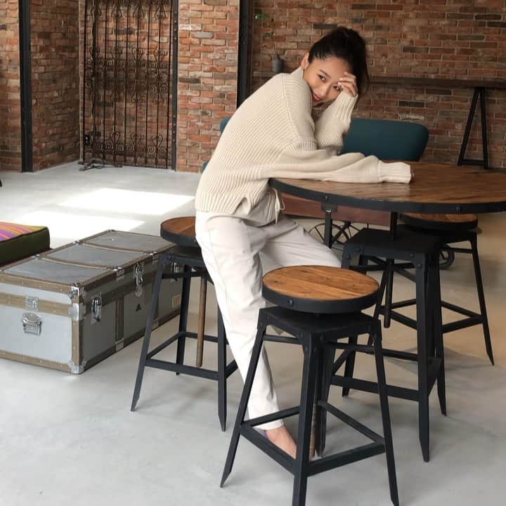 近藤千尋のインスタグラム：「今日は撮影の合間に おにぎり屋さんが来てくれて 握りたての🍙を…🥺💗 ふわふわで食べる度幸せな気持ち😢 もう秋服の撮影をしとります💓 #おにぎり #最高18個食べた方がいるみたい #私3個いきました 🍙」