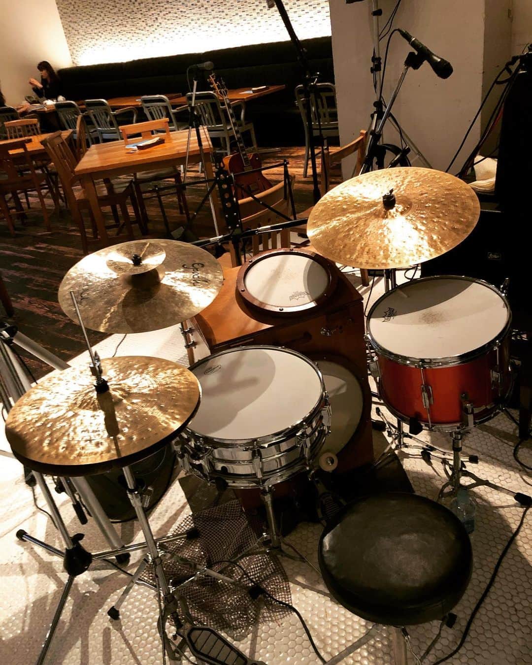 岡田真帆のインスタグラム：「本日7/9は六本木アークヒルズカフェにて演奏しております(*☻-☻*) İstanbulcymbals 良き。」