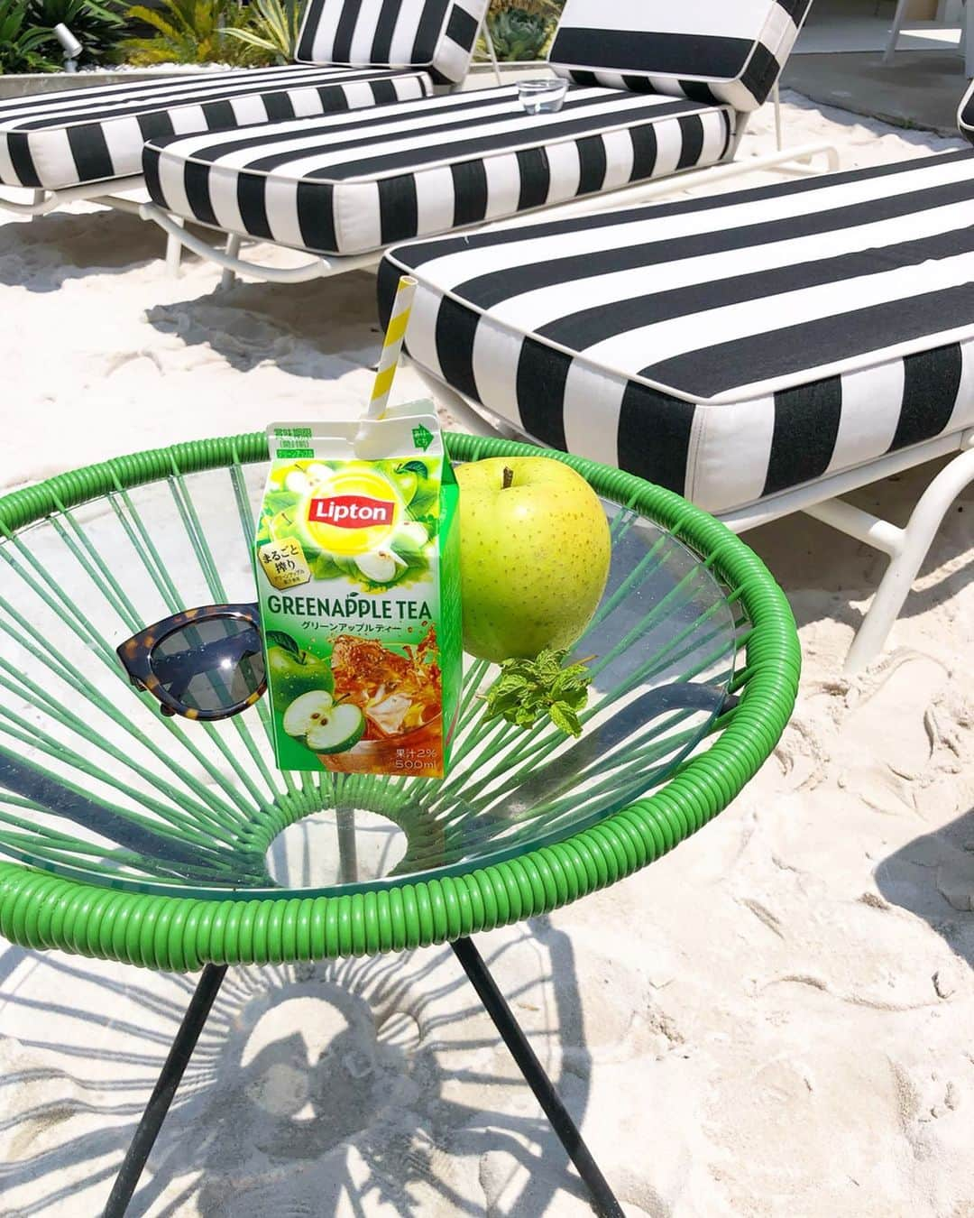 岡部あゆみさんのインスタグラム写真 - (岡部あゆみInstagram)「緑のLIPTON かわいい🥤🌞 リプトン500mlは 夏のどんなシーンでも楽しめる♡ 写真にも映えるし夏感UP! 今なら夏っぽいシーンやモノと紙パックのリプトンを投稿すると、自分でデザインできちゃうカスタマイズボトルとお洒落な紙ストローがセットになったギフトボックスが当たるキャンペーン実施中✨緑のリプトン グリーンアップルが爽やかで 大好きになった☺︎🍏 . @lipton_cp2019 #lipton#fruitsintea#pr#thebeach#リプトン#森永乳業#リプトンフルーツインティー#グリーンアップルティー#ザビーチ#インスタ映え#夏とfruitsintea#ザビーチ横浜#夏リプトン#夏コーデ」7月9日 18時49分 - ayumi_okabe