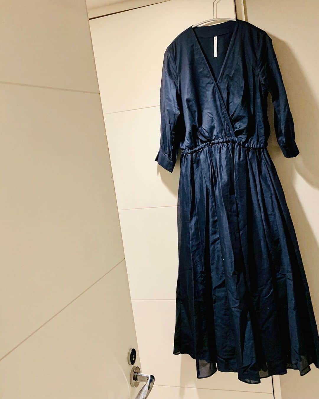 upper hights OFFICIALさんのインスタグラム写真 - (upper hights OFFICIALInstagram)「Naoko Okusa’s "HOW TO WEAR IT?" ﻿﻿﻿﻿﻿﻿﻿﻿﻿﻿ ﻿﻿﻿﻿﻿﻿﻿﻿﻿﻿ 〜 Featured item in July〜﻿﻿﻿﻿﻿﻿﻿﻿﻿﻿ ﻿﻿﻿﻿﻿﻿﻿﻿﻿﻿ ========================﻿﻿﻿﻿﻿﻿﻿﻿﻿ upper hights【DAY】﻿﻿﻿﻿﻿﻿﻿﻿﻿ ========================﻿﻿﻿﻿﻿﻿﻿﻿﻿ ﻿﻿﻿﻿﻿﻿﻿ ﻿﻿﻿ 夏の大ヒットワンピースを、﻿ カシュクール型、﻿ かつ着やすい８分袖に！ ﻿ ﻿ ﻿ ドローストリングタイプだから、﻿ ウエストもキュッと締められ、﻿ スカートはふわっとボリュームがあって。﻿ ﻿ ﻿ ますますスタイルアップ度が﻿ 上がったような♡←自分比（笑）﻿ ﻿ ﻿﻿﻿ by Naoko Okusa﻿﻿﻿﻿﻿﻿﻿﻿﻿﻿ ﻿﻿﻿ ﻿﻿﻿﻿﻿﻿﻿﻿ ﻿﻿========================﻿﻿﻿﻿﻿﻿ ﻿﻿﻿ ﻿﻿﻿ ▪️1枚目 【DAY】﻿﻿﻿﻿﻿﻿﻿﻿ Model : Rily﻿ Style : ﻿ 193DC001-MNT #MIDNIGHT﻿  32,000 yen + tax﻿﻿﻿﻿ ﻿﻿﻿﻿ ▪️2枚目 【DAY】﻿﻿﻿﻿﻿ ﻿﻿﻿ Model : Rily﻿ Style : ﻿ 193DC001-MNT #﻿MIDNIGHT  32,000 yen + tax﻿﻿﻿﻿ ﻿﻿﻿ *着用サイズ 1 / 身長 162cm﻿﻿﻿ ﻿﻿﻿﻿ ▪️3枚目 【DAY】﻿﻿﻿﻿﻿﻿ Model : Rily﻿ Style : ﻿ 193DC001-WOD #﻿WOOD 32,000 yen + tax﻿﻿﻿﻿ ﻿﻿﻿ *着用サイズ 0 / 身長 152cm﻿﻿﻿ ﻿﻿﻿ ﻿========================﻿﻿﻿﻿﻿﻿﻿﻿ ﻿﻿﻿﻿ 2枚目、3枚目は、身長とサイズ・カラー別の﻿﻿﻿﻿﻿ 着用イメージになります。﻿﻿﻿﻿﻿ ぜひご参考にされてみてください。﻿﻿﻿﻿﻿ ﻿﻿﻿﻿﻿ その他の商品情報や﻿﻿﻿﻿﻿ お取り扱い店舗につきましては﻿﻿﻿﻿﻿﻿ 下記の代表窓口へお問い合わせくださいませ。﻿﻿﻿﻿﻿﻿ 03-5728-8788﻿﻿﻿﻿﻿﻿ ﻿﻿﻿ ========================﻿﻿﻿﻿﻿﻿﻿﻿﻿ .﻿﻿﻿﻿﻿﻿﻿﻿ .﻿﻿﻿﻿﻿﻿﻿﻿ 大草直子さんによる﻿﻿﻿﻿﻿﻿﻿着回し連載﻿ シーズンの注目アイテムを﻿﻿﻿﻿﻿﻿﻿﻿ ご紹介していきます。 ﻿﻿﻿﻿﻿﻿﻿﻿ ﻿﻿﻿﻿﻿﻿﻿﻿ 7月は【DAY】シリーズ﻿﻿﻿﻿﻿﻿から【Rily】﻿﻿ *毎週 火曜日 更新予定﻿﻿﻿﻿﻿﻿﻿﻿ .﻿﻿﻿﻿﻿﻿﻿﻿ .﻿﻿﻿﻿﻿﻿﻿﻿ #howtowearit #着回し#連載 ﻿﻿﻿﻿﻿﻿﻿﻿ @naokookusa #大草直子 さん ﻿﻿﻿﻿﻿﻿﻿﻿ @ayaco_suzu ﻿﻿ ﻿﻿﻿﻿﻿﻿﻿﻿ @upperhights ﻿﻿﻿﻿﻿﻿﻿﻿ #upperhights﻿﻿﻿﻿﻿ #new﻿﻿﻿ #DAY #dress #skirt﻿﻿﻿ #maxi #maxidress﻿﻿﻿ #アッパーハイツ﻿﻿﻿﻿﻿﻿﻿﻿ #着回し﻿﻿﻿#マキシ﻿﻿﻿ #マキシワンピ﻿﻿﻿ #ootd #outfit ﻿﻿﻿﻿﻿﻿﻿ #intheknowgl」7月9日 19時00分 - upperhights