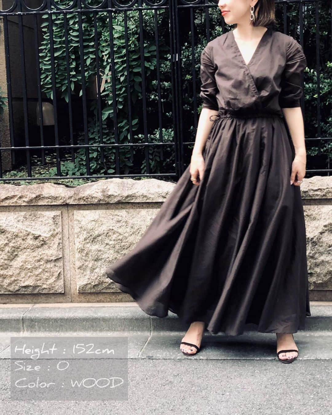 upper hights OFFICIALさんのインスタグラム写真 - (upper hights OFFICIALInstagram)「Naoko Okusa’s "HOW TO WEAR IT?" ﻿﻿﻿﻿﻿﻿﻿﻿﻿﻿ ﻿﻿﻿﻿﻿﻿﻿﻿﻿﻿ 〜 Featured item in July〜﻿﻿﻿﻿﻿﻿﻿﻿﻿﻿ ﻿﻿﻿﻿﻿﻿﻿﻿﻿﻿ ========================﻿﻿﻿﻿﻿﻿﻿﻿﻿ upper hights【DAY】﻿﻿﻿﻿﻿﻿﻿﻿﻿ ========================﻿﻿﻿﻿﻿﻿﻿﻿﻿ ﻿﻿﻿﻿﻿﻿﻿ ﻿﻿﻿ 夏の大ヒットワンピースを、﻿ カシュクール型、﻿ かつ着やすい８分袖に！ ﻿ ﻿ ﻿ ドローストリングタイプだから、﻿ ウエストもキュッと締められ、﻿ スカートはふわっとボリュームがあって。﻿ ﻿ ﻿ ますますスタイルアップ度が﻿ 上がったような♡←自分比（笑）﻿ ﻿ ﻿﻿﻿ by Naoko Okusa﻿﻿﻿﻿﻿﻿﻿﻿﻿﻿ ﻿﻿﻿ ﻿﻿﻿﻿﻿﻿﻿﻿ ﻿﻿========================﻿﻿﻿﻿﻿﻿ ﻿﻿﻿ ﻿﻿﻿ ▪️1枚目 【DAY】﻿﻿﻿﻿﻿﻿﻿﻿ Model : Rily﻿ Style : ﻿ 193DC001-MNT #MIDNIGHT﻿  32,000 yen + tax﻿﻿﻿﻿ ﻿﻿﻿﻿ ▪️2枚目 【DAY】﻿﻿﻿﻿﻿ ﻿﻿﻿ Model : Rily﻿ Style : ﻿ 193DC001-MNT #﻿MIDNIGHT  32,000 yen + tax﻿﻿﻿﻿ ﻿﻿﻿ *着用サイズ 1 / 身長 162cm﻿﻿﻿ ﻿﻿﻿﻿ ▪️3枚目 【DAY】﻿﻿﻿﻿﻿﻿ Model : Rily﻿ Style : ﻿ 193DC001-WOD #﻿WOOD 32,000 yen + tax﻿﻿﻿﻿ ﻿﻿﻿ *着用サイズ 0 / 身長 152cm﻿﻿﻿ ﻿﻿﻿ ﻿========================﻿﻿﻿﻿﻿﻿﻿﻿ ﻿﻿﻿﻿ 2枚目、3枚目は、身長とサイズ・カラー別の﻿﻿﻿﻿﻿ 着用イメージになります。﻿﻿﻿﻿﻿ ぜひご参考にされてみてください。﻿﻿﻿﻿﻿ ﻿﻿﻿﻿﻿ その他の商品情報や﻿﻿﻿﻿﻿ お取り扱い店舗につきましては﻿﻿﻿﻿﻿﻿ 下記の代表窓口へお問い合わせくださいませ。﻿﻿﻿﻿﻿﻿ 03-5728-8788﻿﻿﻿﻿﻿﻿ ﻿﻿﻿ ========================﻿﻿﻿﻿﻿﻿﻿﻿﻿ .﻿﻿﻿﻿﻿﻿﻿﻿ .﻿﻿﻿﻿﻿﻿﻿﻿ 大草直子さんによる﻿﻿﻿﻿﻿﻿﻿着回し連載﻿ シーズンの注目アイテムを﻿﻿﻿﻿﻿﻿﻿﻿ ご紹介していきます。 ﻿﻿﻿﻿﻿﻿﻿﻿ ﻿﻿﻿﻿﻿﻿﻿﻿ 7月は【DAY】シリーズ﻿﻿﻿﻿﻿﻿から【Rily】﻿﻿ *毎週 火曜日 更新予定﻿﻿﻿﻿﻿﻿﻿﻿ .﻿﻿﻿﻿﻿﻿﻿﻿ .﻿﻿﻿﻿﻿﻿﻿﻿ #howtowearit #着回し#連載 ﻿﻿﻿﻿﻿﻿﻿﻿ @naokookusa #大草直子 さん ﻿﻿﻿﻿﻿﻿﻿﻿ @ayaco_suzu ﻿﻿ ﻿﻿﻿﻿﻿﻿﻿﻿ @upperhights ﻿﻿﻿﻿﻿﻿﻿﻿ #upperhights﻿﻿﻿﻿﻿ #new﻿﻿﻿ #DAY #dress #skirt﻿﻿﻿ #maxi #maxidress﻿﻿﻿ #アッパーハイツ﻿﻿﻿﻿﻿﻿﻿﻿ #着回し﻿﻿﻿#マキシ﻿﻿﻿ #マキシワンピ﻿﻿﻿ #ootd #outfit ﻿﻿﻿﻿﻿﻿﻿ #intheknowgl」7月9日 19時00分 - upperhights