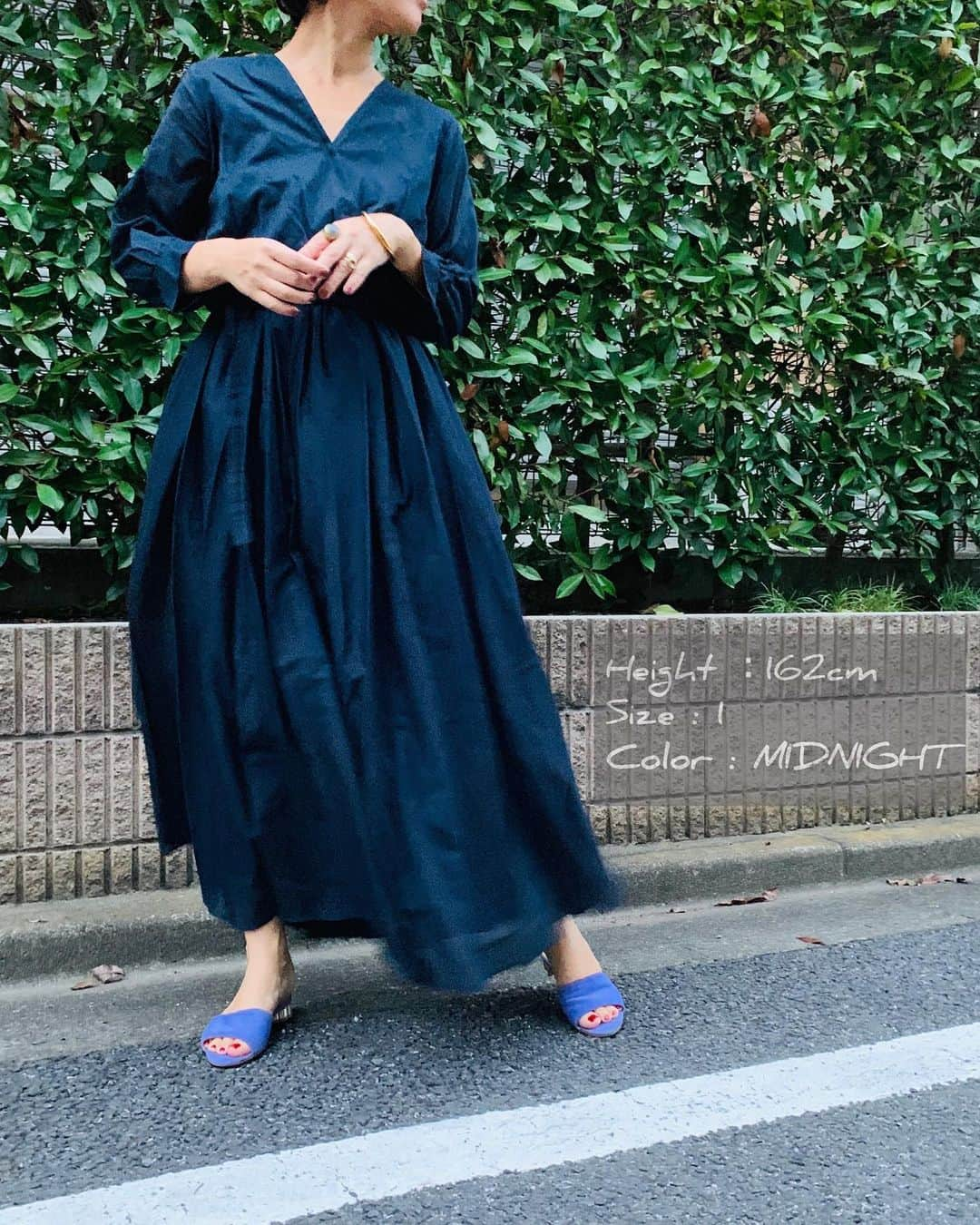 upper hights OFFICIALさんのインスタグラム写真 - (upper hights OFFICIALInstagram)「Naoko Okusa’s "HOW TO WEAR IT?" ﻿﻿﻿﻿﻿﻿﻿﻿﻿﻿ ﻿﻿﻿﻿﻿﻿﻿﻿﻿﻿ 〜 Featured item in July〜﻿﻿﻿﻿﻿﻿﻿﻿﻿﻿ ﻿﻿﻿﻿﻿﻿﻿﻿﻿﻿ ========================﻿﻿﻿﻿﻿﻿﻿﻿﻿ upper hights【DAY】﻿﻿﻿﻿﻿﻿﻿﻿﻿ ========================﻿﻿﻿﻿﻿﻿﻿﻿﻿ ﻿﻿﻿﻿﻿﻿﻿ ﻿﻿﻿ 夏の大ヒットワンピースを、﻿ カシュクール型、﻿ かつ着やすい８分袖に！ ﻿ ﻿ ﻿ ドローストリングタイプだから、﻿ ウエストもキュッと締められ、﻿ スカートはふわっとボリュームがあって。﻿ ﻿ ﻿ ますますスタイルアップ度が﻿ 上がったような♡←自分比（笑）﻿ ﻿ ﻿﻿﻿ by Naoko Okusa﻿﻿﻿﻿﻿﻿﻿﻿﻿﻿ ﻿﻿﻿ ﻿﻿﻿﻿﻿﻿﻿﻿ ﻿﻿========================﻿﻿﻿﻿﻿﻿ ﻿﻿﻿ ﻿﻿﻿ ▪️1枚目 【DAY】﻿﻿﻿﻿﻿﻿﻿﻿ Model : Rily﻿ Style : ﻿ 193DC001-MNT #MIDNIGHT﻿  32,000 yen + tax﻿﻿﻿﻿ ﻿﻿﻿﻿ ▪️2枚目 【DAY】﻿﻿﻿﻿﻿ ﻿﻿﻿ Model : Rily﻿ Style : ﻿ 193DC001-MNT #﻿MIDNIGHT  32,000 yen + tax﻿﻿﻿﻿ ﻿﻿﻿ *着用サイズ 1 / 身長 162cm﻿﻿﻿ ﻿﻿﻿﻿ ▪️3枚目 【DAY】﻿﻿﻿﻿﻿﻿ Model : Rily﻿ Style : ﻿ 193DC001-WOD #﻿WOOD 32,000 yen + tax﻿﻿﻿﻿ ﻿﻿﻿ *着用サイズ 0 / 身長 152cm﻿﻿﻿ ﻿﻿﻿ ﻿========================﻿﻿﻿﻿﻿﻿﻿﻿ ﻿﻿﻿﻿ 2枚目、3枚目は、身長とサイズ・カラー別の﻿﻿﻿﻿﻿ 着用イメージになります。﻿﻿﻿﻿﻿ ぜひご参考にされてみてください。﻿﻿﻿﻿﻿ ﻿﻿﻿﻿﻿ その他の商品情報や﻿﻿﻿﻿﻿ お取り扱い店舗につきましては﻿﻿﻿﻿﻿﻿ 下記の代表窓口へお問い合わせくださいませ。﻿﻿﻿﻿﻿﻿ 03-5728-8788﻿﻿﻿﻿﻿﻿ ﻿﻿﻿ ========================﻿﻿﻿﻿﻿﻿﻿﻿﻿ .﻿﻿﻿﻿﻿﻿﻿﻿ .﻿﻿﻿﻿﻿﻿﻿﻿ 大草直子さんによる﻿﻿﻿﻿﻿﻿﻿着回し連載﻿ シーズンの注目アイテムを﻿﻿﻿﻿﻿﻿﻿﻿ ご紹介していきます。 ﻿﻿﻿﻿﻿﻿﻿﻿ ﻿﻿﻿﻿﻿﻿﻿﻿ 7月は【DAY】シリーズ﻿﻿﻿﻿﻿﻿から【Rily】﻿﻿ *毎週 火曜日 更新予定﻿﻿﻿﻿﻿﻿﻿﻿ .﻿﻿﻿﻿﻿﻿﻿﻿ .﻿﻿﻿﻿﻿﻿﻿﻿ #howtowearit #着回し#連載 ﻿﻿﻿﻿﻿﻿﻿﻿ @naokookusa #大草直子 さん ﻿﻿﻿﻿﻿﻿﻿﻿ @ayaco_suzu ﻿﻿ ﻿﻿﻿﻿﻿﻿﻿﻿ @upperhights ﻿﻿﻿﻿﻿﻿﻿﻿ #upperhights﻿﻿﻿﻿﻿ #new﻿﻿﻿ #DAY #dress #skirt﻿﻿﻿ #maxi #maxidress﻿﻿﻿ #アッパーハイツ﻿﻿﻿﻿﻿﻿﻿﻿ #着回し﻿﻿﻿#マキシ﻿﻿﻿ #マキシワンピ﻿﻿﻿ #ootd #outfit ﻿﻿﻿﻿﻿﻿﻿ #intheknowgl」7月9日 19時00分 - upperhights