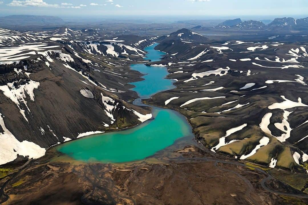 National Geographic Travelさんのインスタグラム写真 - (National Geographic TravelInstagram)「Photo by @mborowick | Looking South down the backbone of Hólmsárlón, we see the mountains start to lose their snowfall from winter as summer begins in the highlands of Iceland. #iceland #highlands #explore #adventure #hiking」7月9日 19時00分 - natgeotravel