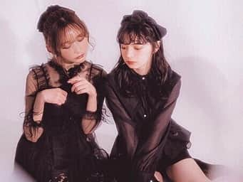 菅野結以さんのインスタグラム写真 - (菅野結以Instagram)「アンジュルムのかみこちゃんと﻿ 🕸🖤 Black🕷Sisters 🖤🕸﻿ #larme #magazine #black #tulle #ribbon #angerme」7月9日 18時52分 - yui_kanno