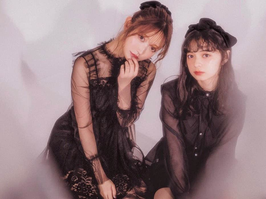 菅野結以さんのインスタグラム写真 - (菅野結以Instagram)「アンジュルムのかみこちゃんと﻿ 🕸🖤 Black🕷Sisters 🖤🕸﻿ #larme #magazine #black #tulle #ribbon #angerme」7月9日 18時52分 - yui_kanno