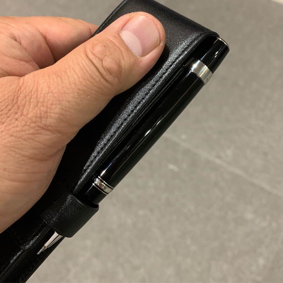 のインスタグラム：「シャープペンシルを買うっていつ以来だろう？ 0.9ミリ芯、小型です。そしてぼくの左手親指には宇宙人がいる。」