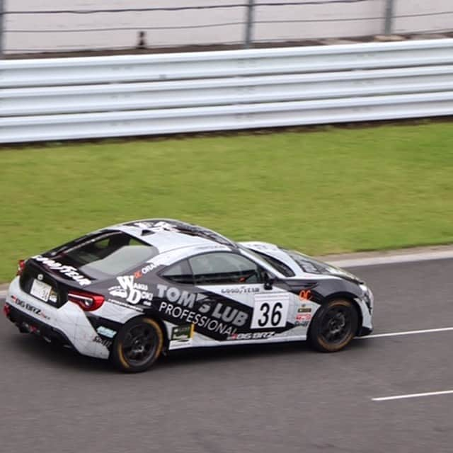 無良崇人さんのインスタグラム写真 - (無良崇人Instagram)「先日86BRZレース round Fujiが終わりました！今シーズンからスタートした86レース。 なかなか結果には結びついていないですがたくさんの方々に応援していただいて感謝の気持ちでいっぱいです！ サーキットまで来ていただいた皆様、サポートしていただいたスポンサーの皆様、茨城共販のチームの皆様、ありがとうございました！ フィギュアスケートを基盤に、レース活動もまた頑張っていきますので今後とも応援よろしくお願い致します！ #86brzrace #gazooracing  #team #トヨタ部品茨城共販 #36号車  #C2機関 #stieff  #goodyear #Tom's #orangecheers  #fujispeedway」7月9日 18時56分 - takahitobh5d