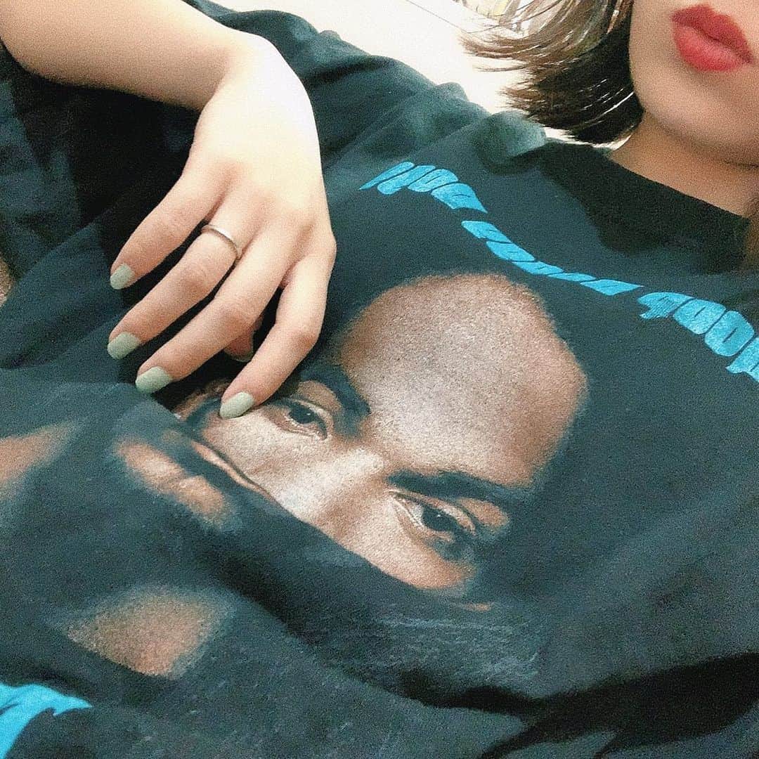 sayocoのインスタグラム：「おnewのミントグリーンネイルと Hawaiiでgetしたスヌープドッグ先輩🖖🏿🚫 #snoopdogg #urbanoutfitters」