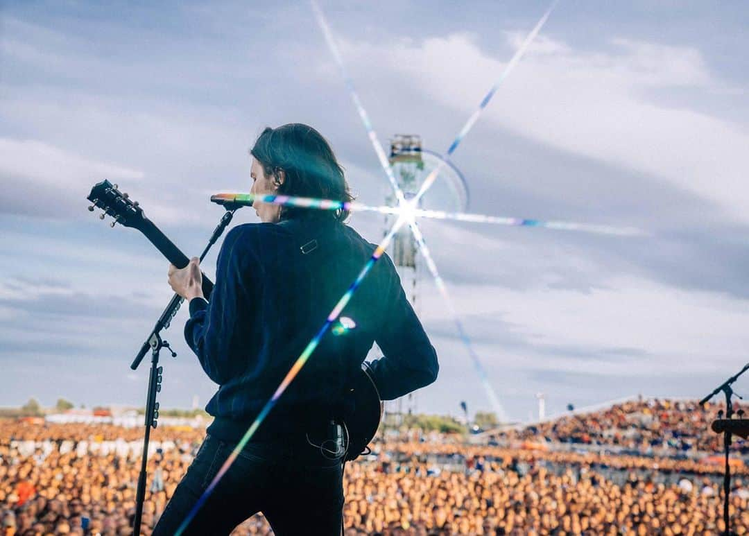 ジェームズ・ベイさんのインスタグラム写真 - (ジェームズ・ベイInstagram)「Prague night 2! Thank you for an amazing first visit to your beautiful city! ♥️ #dividetour 📷 @ohalfin」7月9日 18時57分 - jamesbaymusic