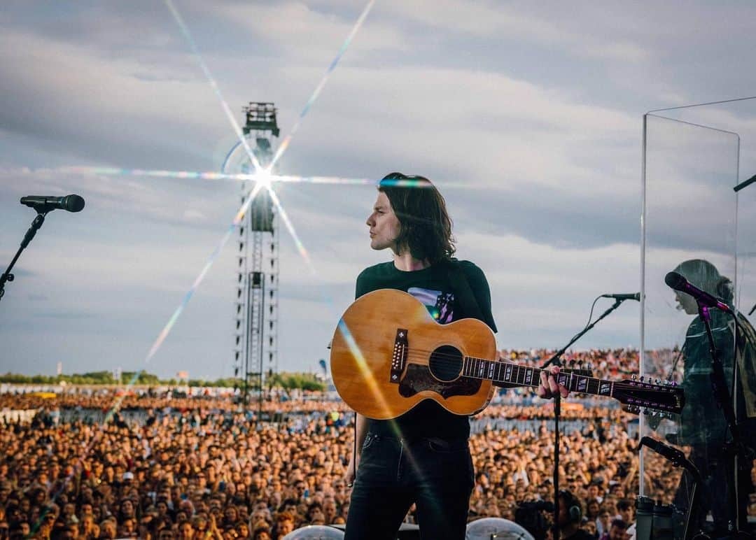 ジェームズ・ベイさんのインスタグラム写真 - (ジェームズ・ベイInstagram)「Prague night 2! Thank you for an amazing first visit to your beautiful city! ♥️ #dividetour 📷 @ohalfin」7月9日 18時57分 - jamesbaymusic