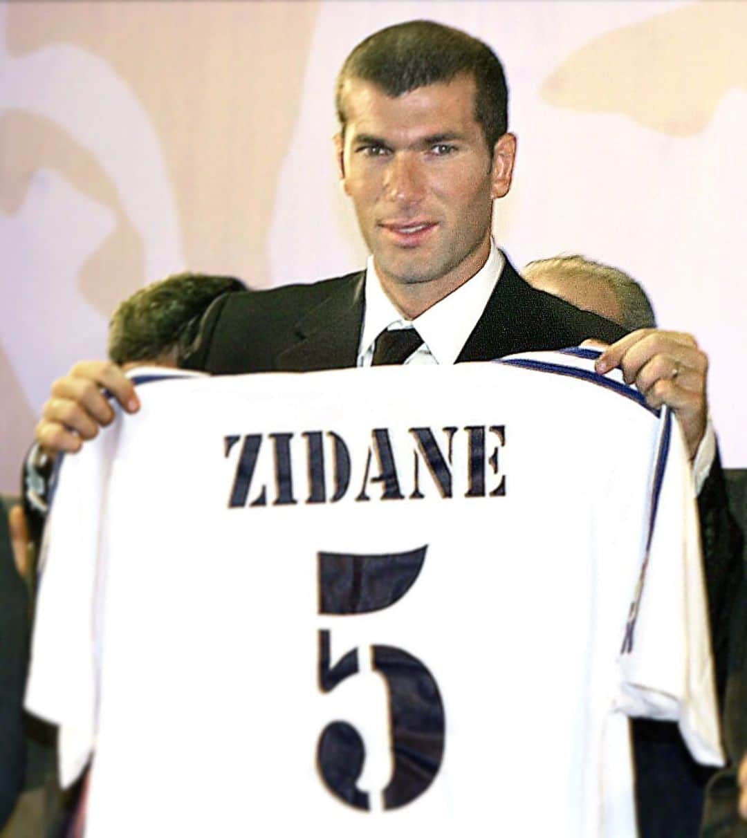 LFPさんのインスタグラム写真 - (LFPInstagram)「#OnThisDay, 1️⃣8️⃣ years ago, a French Magician was presented at @realmadrid! 🎩🇫🇷 🌟 @zidane 🌟 • #RealMadrid #Zidane #LaLiga #LaLigaSantander #LaLigaHistory」7月9日 19時02分 - laliga