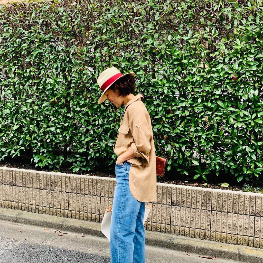 RED CARD TOKYOさんのインスタグラム写真 - (RED CARD TOKYOInstagram)「How to wear it ？﻿﻿﻿ 【Life is journey !】﻿﻿夏のアウトドアはデニムで🌞 ﻿ ﻿﻿「もうすでに愛用していて、インスタにも上げましたが（笑）、スタイルがいつもより（笑）良く見える、とDMがたくさん！ はい。フラットなのに。例えばグランピングとかにも良いなあ♡と妄想コーディネート！」﻿ ﻿ ﻿ by大草直子﻿﻿﻿ ﻿﻿﻿ Style: MM54﻿ No:12549-akm﻿ Price:¥19,000+tax﻿﻿﻿ ﻿﻿﻿ @naokookusa ﻿﻿ #howtowearit ﻿﻿ #intheknowgl ﻿﻿ #redcard#redcarddenim#redcardtokyo #レッドカード#レッドカードデニム#denim#jeans #デニムコーデ#着まわし#デニム#夏BBQ#夏コーデ#デニムコーデ#着まわしコーデ」7月9日 19時03分 - redcardtokyo