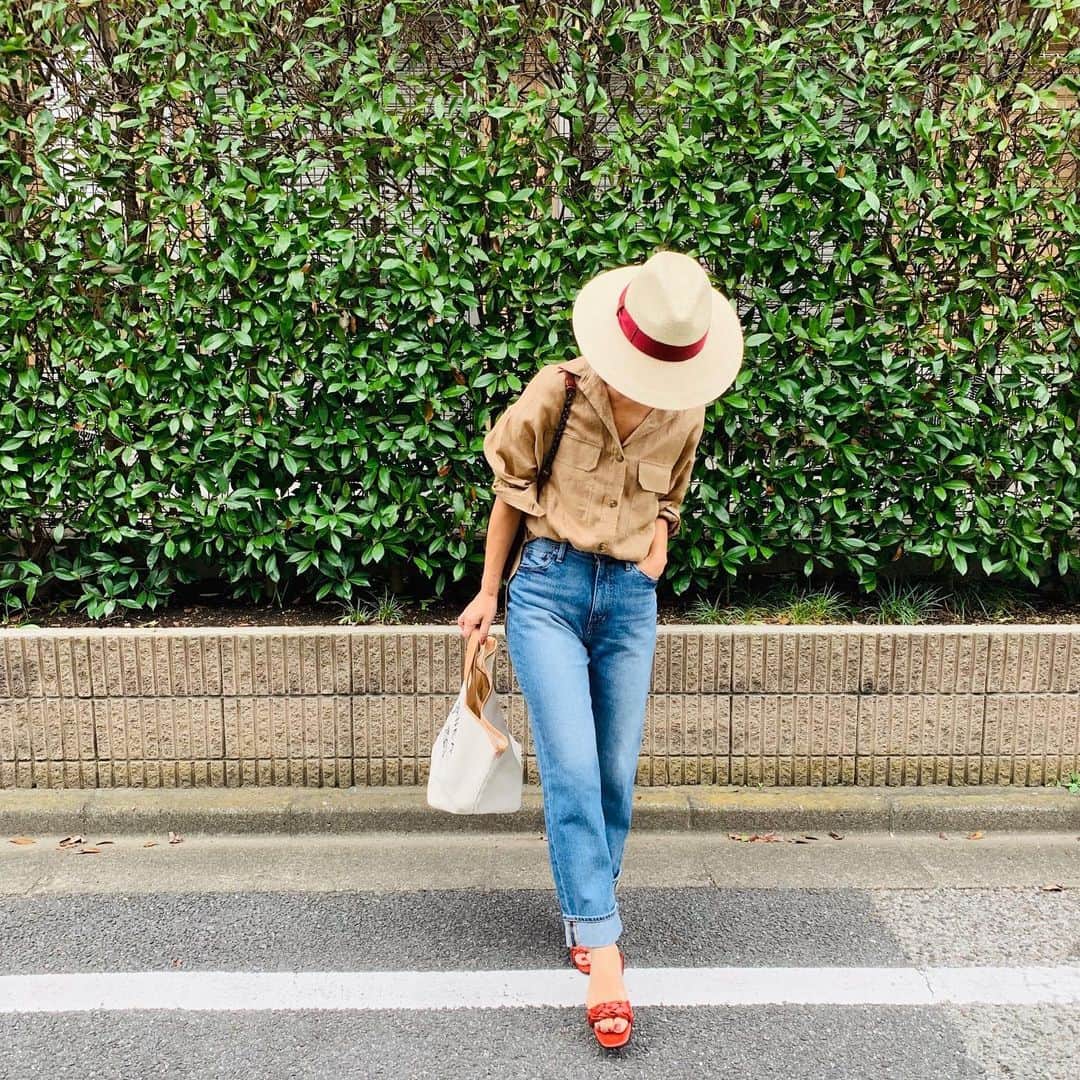 RED CARD TOKYOさんのインスタグラム写真 - (RED CARD TOKYOInstagram)「How to wear it ？﻿﻿﻿ 【Life is journey !】﻿﻿夏のアウトドアはデニムで🌞 ﻿ ﻿﻿「もうすでに愛用していて、インスタにも上げましたが（笑）、スタイルがいつもより（笑）良く見える、とDMがたくさん！ はい。フラットなのに。例えばグランピングとかにも良いなあ♡と妄想コーディネート！」﻿ ﻿ ﻿ by大草直子﻿﻿﻿ ﻿﻿﻿ Style: MM54﻿ No:12549-akm﻿ Price:¥19,000+tax﻿﻿﻿ ﻿﻿﻿ @naokookusa ﻿﻿ #howtowearit ﻿﻿ #intheknowgl ﻿﻿ #redcard#redcarddenim#redcardtokyo #レッドカード#レッドカードデニム#denim#jeans #デニムコーデ#着まわし#デニム#夏BBQ#夏コーデ#デニムコーデ#着まわしコーデ」7月9日 19時03分 - redcardtokyo