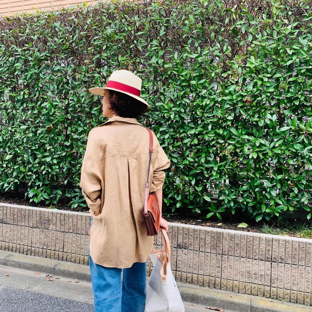RED CARD TOKYOさんのインスタグラム写真 - (RED CARD TOKYOInstagram)「How to wear it ？﻿﻿﻿ 【Life is journey !】﻿﻿夏のアウトドアはデニムで🌞 ﻿ ﻿﻿「もうすでに愛用していて、インスタにも上げましたが（笑）、スタイルがいつもより（笑）良く見える、とDMがたくさん！ はい。フラットなのに。例えばグランピングとかにも良いなあ♡と妄想コーディネート！」﻿ ﻿ ﻿ by大草直子﻿﻿﻿ ﻿﻿﻿ Style: MM54﻿ No:12549-akm﻿ Price:¥19,000+tax﻿﻿﻿ ﻿﻿﻿ @naokookusa ﻿﻿ #howtowearit ﻿﻿ #intheknowgl ﻿﻿ #redcard#redcarddenim#redcardtokyo #レッドカード#レッドカードデニム#denim#jeans #デニムコーデ#着まわし#デニム#夏BBQ#夏コーデ#デニムコーデ#着まわしコーデ」7月9日 19時03分 - redcardtokyo