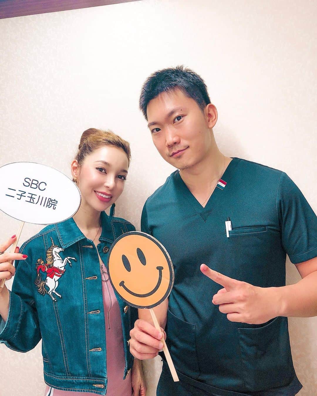 のインスタグラム：「久しぶりに Dr. @sbc_powerdoctor_son がいる SBC二子玉川へ行ってきた！ いつも悩みを聞いてくれて、ありがとうございます😂  先生は目の下のクマ取りナンバー1だよ☝️ インスタをチェックしてみて😊 . . . . . #sbc #skincare #beauty #ビューティー #スキンケア #クマ取り #メイク」