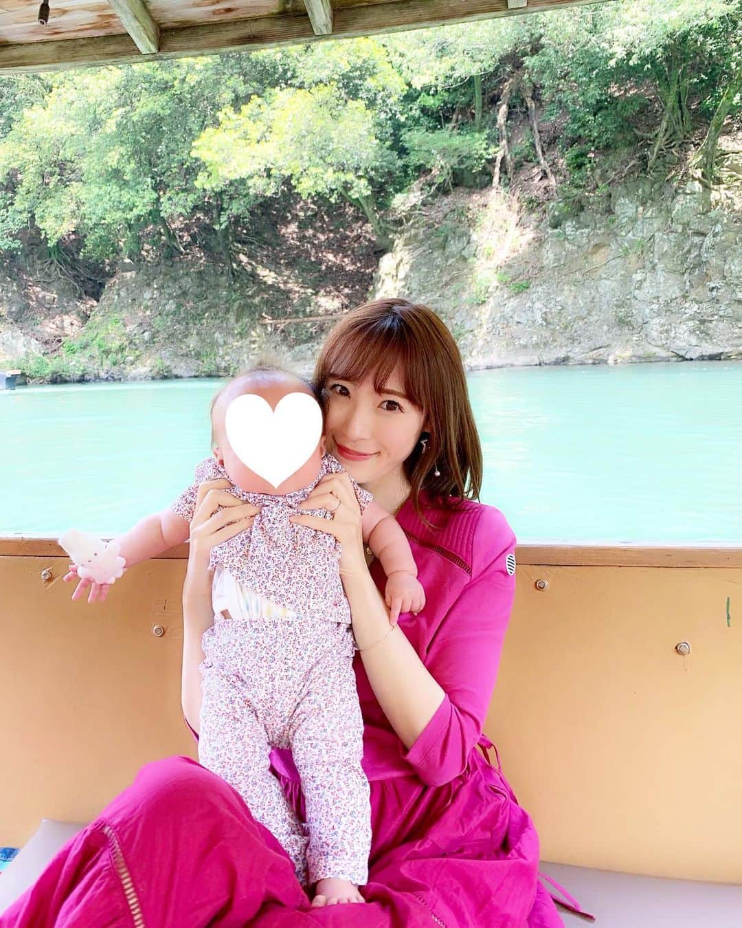 小林真由のインスタグラム：「⋆﻿ ⋆﻿ 嵐山で乗った屋形船🚣‍♀️﻿ ﻿ 休憩のつもりでいたら 休憩どころか最高に癒される時間! ﻿ 途中で振り向くと屋台の船が近づいて来てびっくり。笑﻿ おでんやイカ焼きを食べながら﻿ ゆったり過ごせました☺️﻿ エメラルドの川面が本当に綺麗だった🌼✨﻿ ﻿ #屋形船 #京都 #嵐山 #渡月橋 #旅行 #子連れ旅行 #時差投稿 #kyoto #travel」