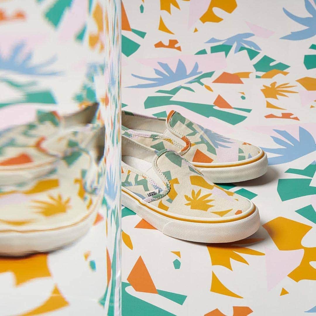 Vans Philippinesさんのインスタグラム写真 - (Vans PhilippinesInstagram)「The newest Vans x Leila Hurst collaboration features a colorful print inspired by the Hawaiian surfer's style. ✨ . Each pair is designed with the brand's breathable mesh and UltraCush Foam, so they're comfortable, airy, and lightweight enough to wear! #VansGirls #VansSurf #VansPhilippines」7月9日 19時07分 - vansphilippines