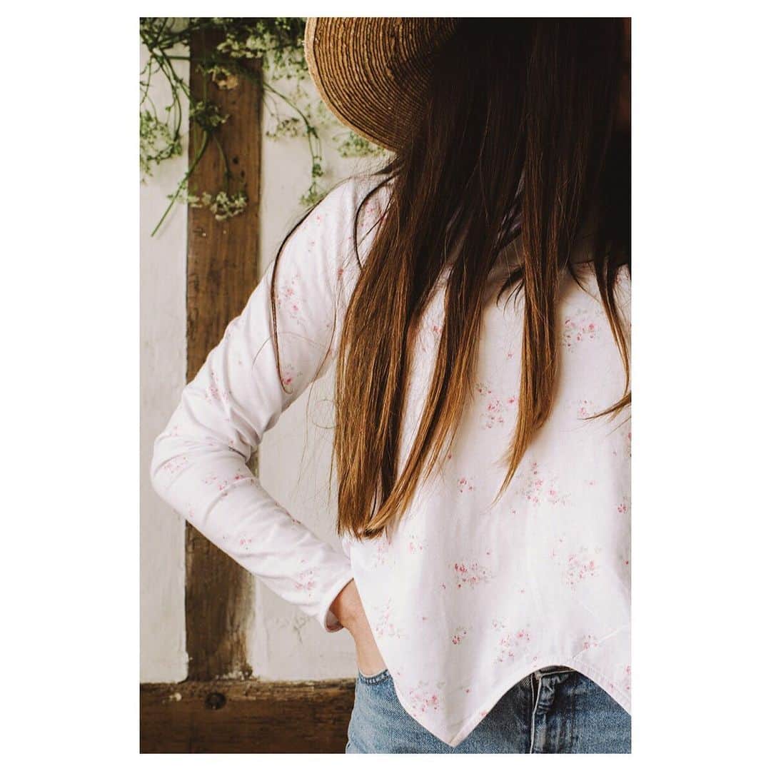 キャベジズ&ローゼズのインスタグラム：「A scattering of perfect pink vintage inspired blossoms by @officialshabbychic grace our unique organic cotton Penguin Shirt 🐧 This wonderful top has a quirky v-shaped detail at the front and back hem 🌸 Penguin looks great styled with jeans or skirts #organiccottonclothing #organiccotton #organictshirt #shabbystyle #shabbylovescabbagesandroses #shabbychicliving #perfecttee #sustainablefashion #cabbagesandroses #cabbagesandrosesfashion @christina_strutt @cabbagesandroses_shop 📸: @just_belle」