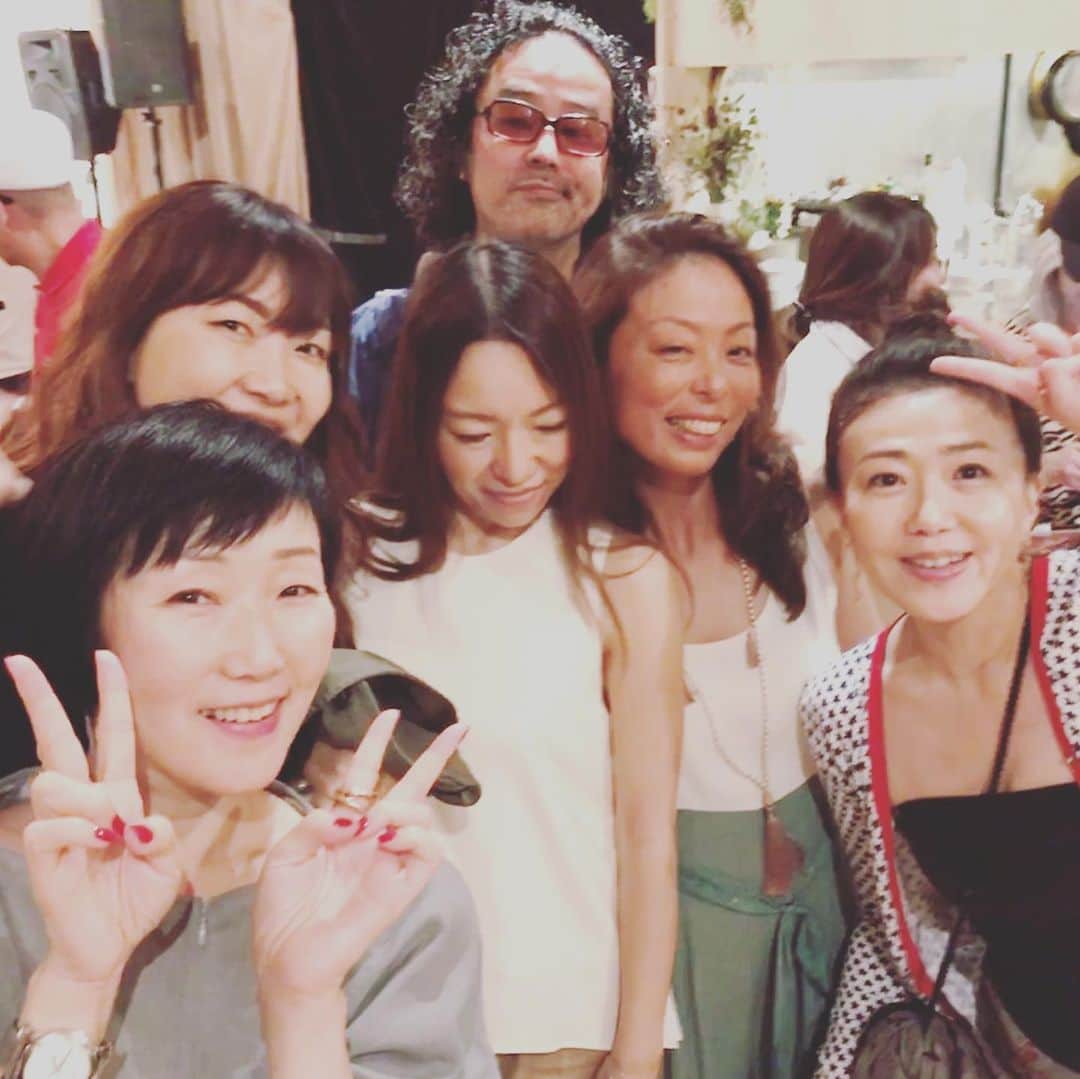 阿部洋子さんのインスタグラム写真 - (阿部洋子Instagram)「👯‍♀️👯‍♀️👯‍♀️ この間のタッキーのぱーりー。 🥂🎂🍰 お写真いっぱい撮ったつもりが そうでもなかった💦 なので、いただいたやーつと、 この間切れちゃってたのをup。 📸 jwaveの大御所も当然参加。 久々に野宮真貴さんともお会いできました。 とにかくたのしい宴でした♡ #祐さん  #happybirthday  #祝  #還暦  #task60」7月9日 19時21分 - hirocoring